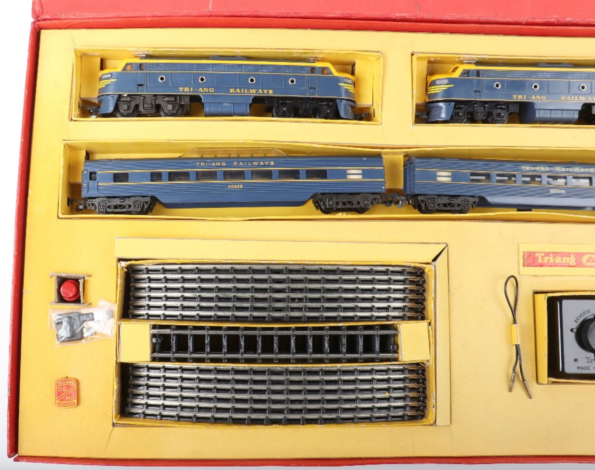 Tri-ang 00 gauge R3VX Double Diesel Passenger train set - Bild 2 aus 5