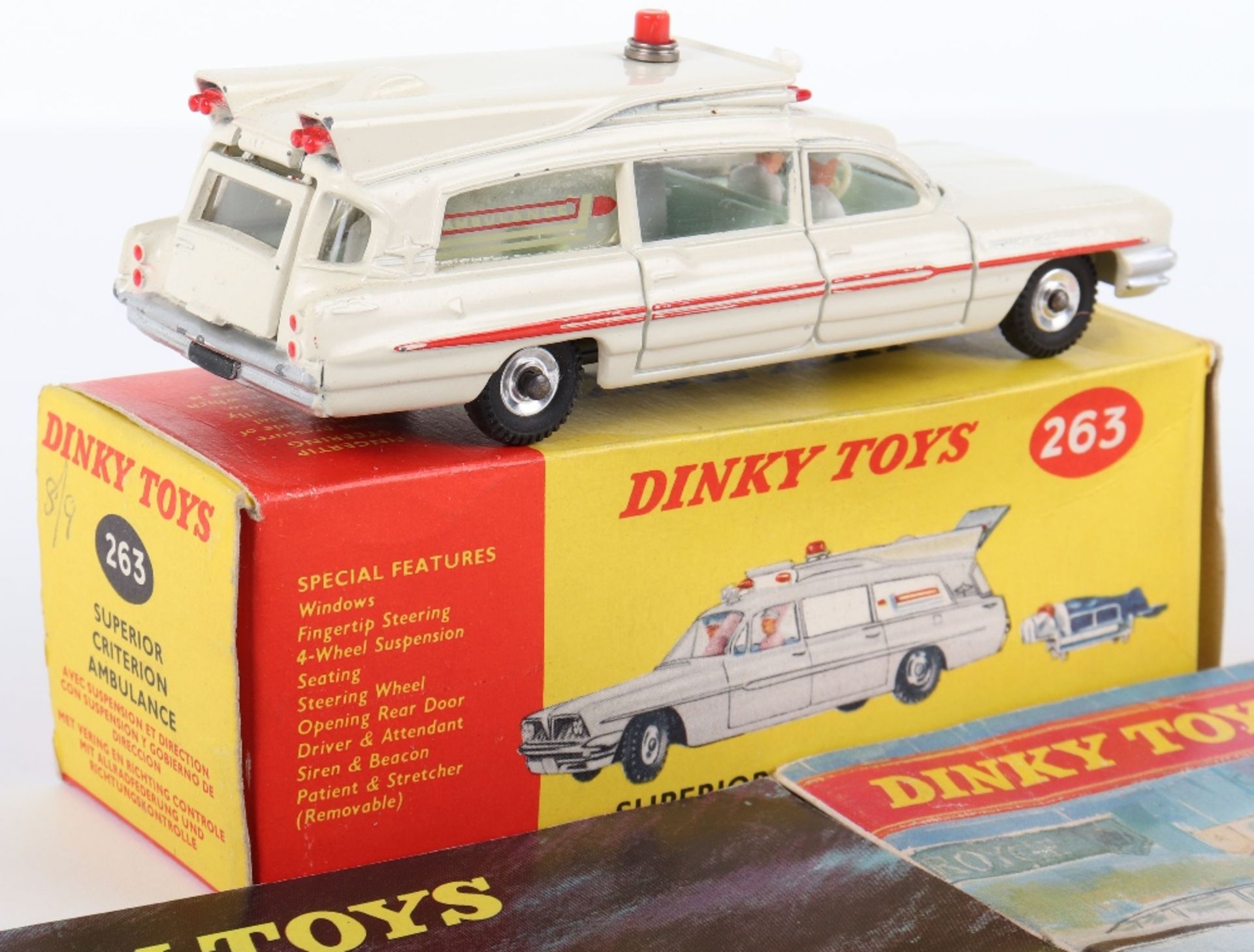 Dinky Toys 263 Superior Criterion Ambulance, with patient & stretcher - Bild 3 aus 4