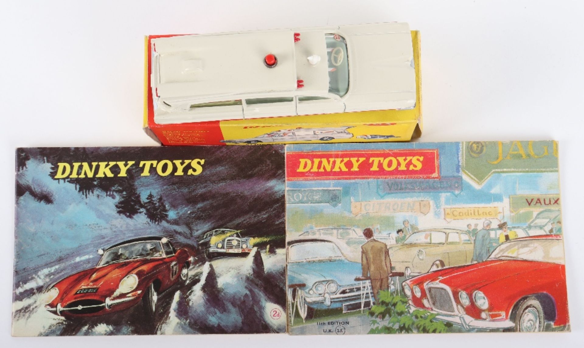 Dinky Toys 263 Superior Criterion Ambulance, with patient & stretcher - Bild 4 aus 4