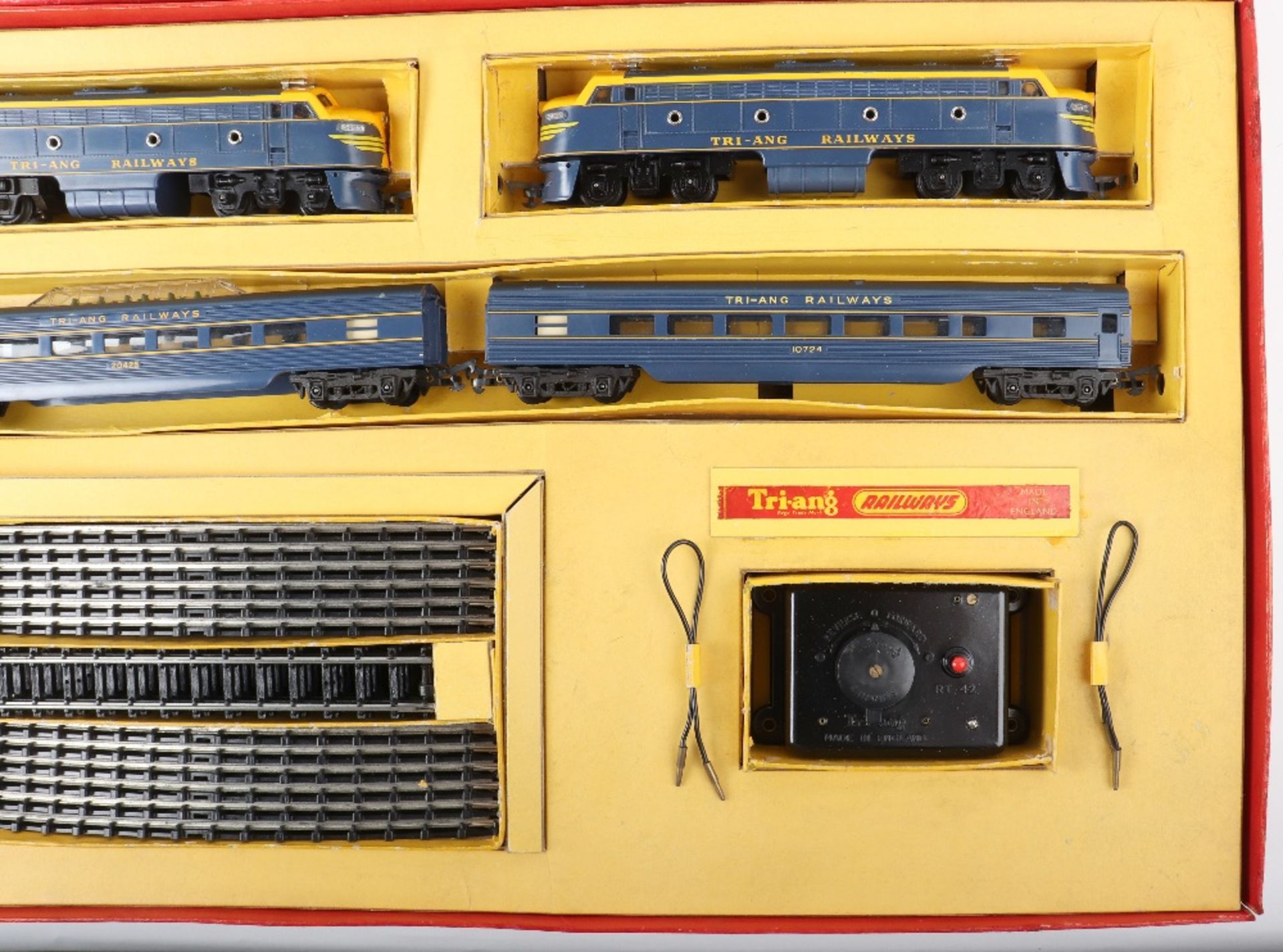 Tri-ang 00 gauge R3VX Double Diesel Passenger train set - Bild 3 aus 5