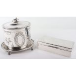 A silver cigarette box, London 1923, 19cmW