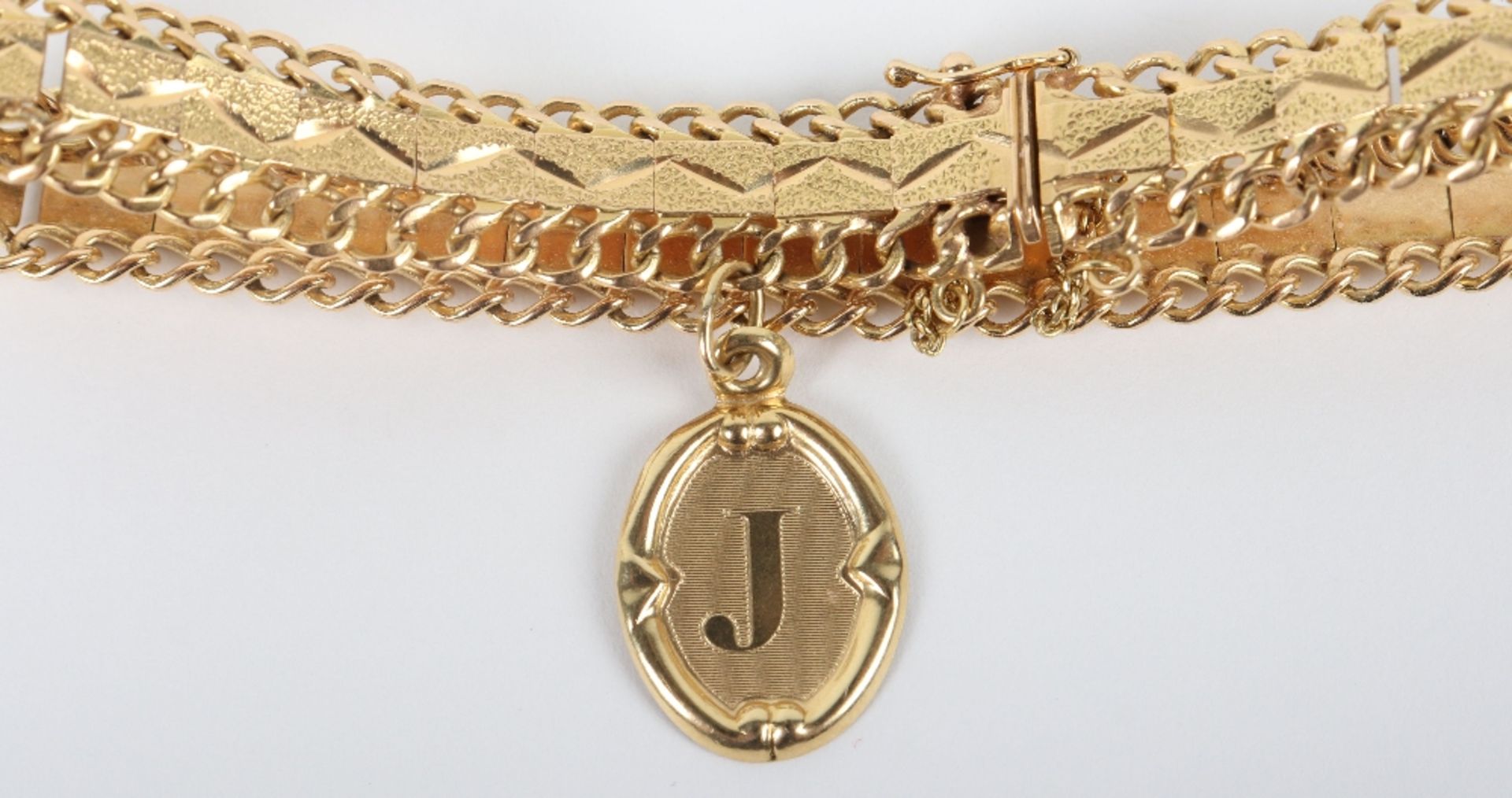 A Continental 14ct gold bracelet with ‘J’ pendant - Bild 2 aus 4