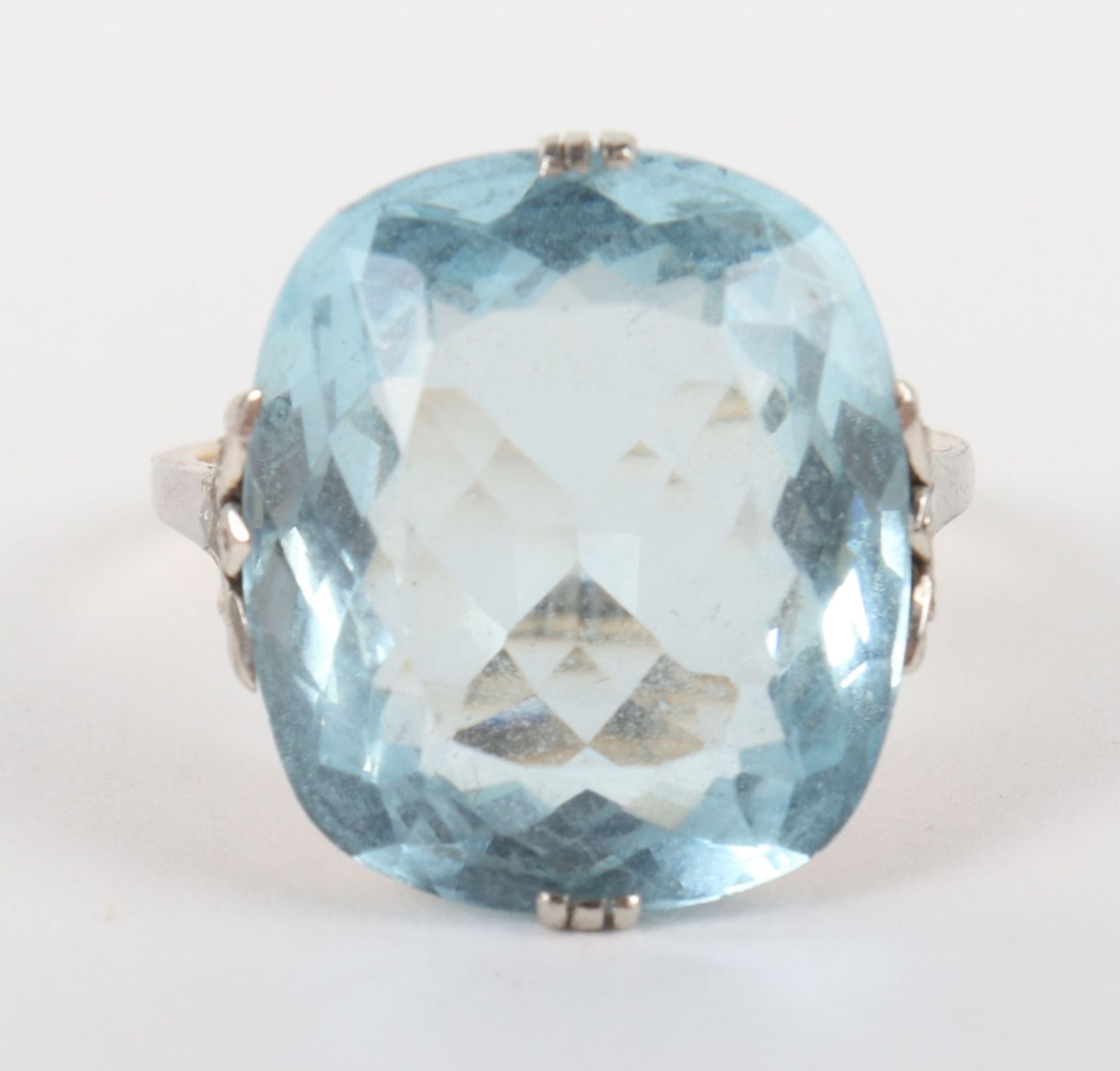 A large aquamarine, diamond, gold and platinum dress ring (marks ineligible) - Bild 3 aus 5