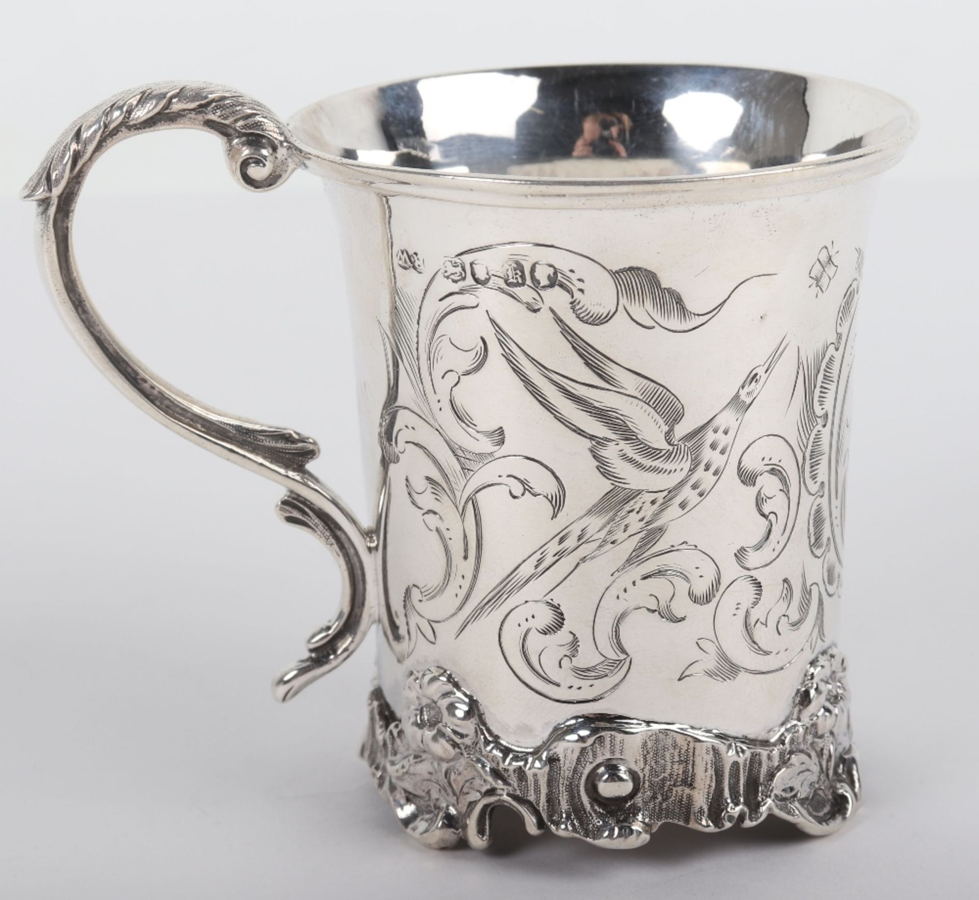 A Victorian silver mug, Robert Wallis, London 1845 - Image 3 of 8