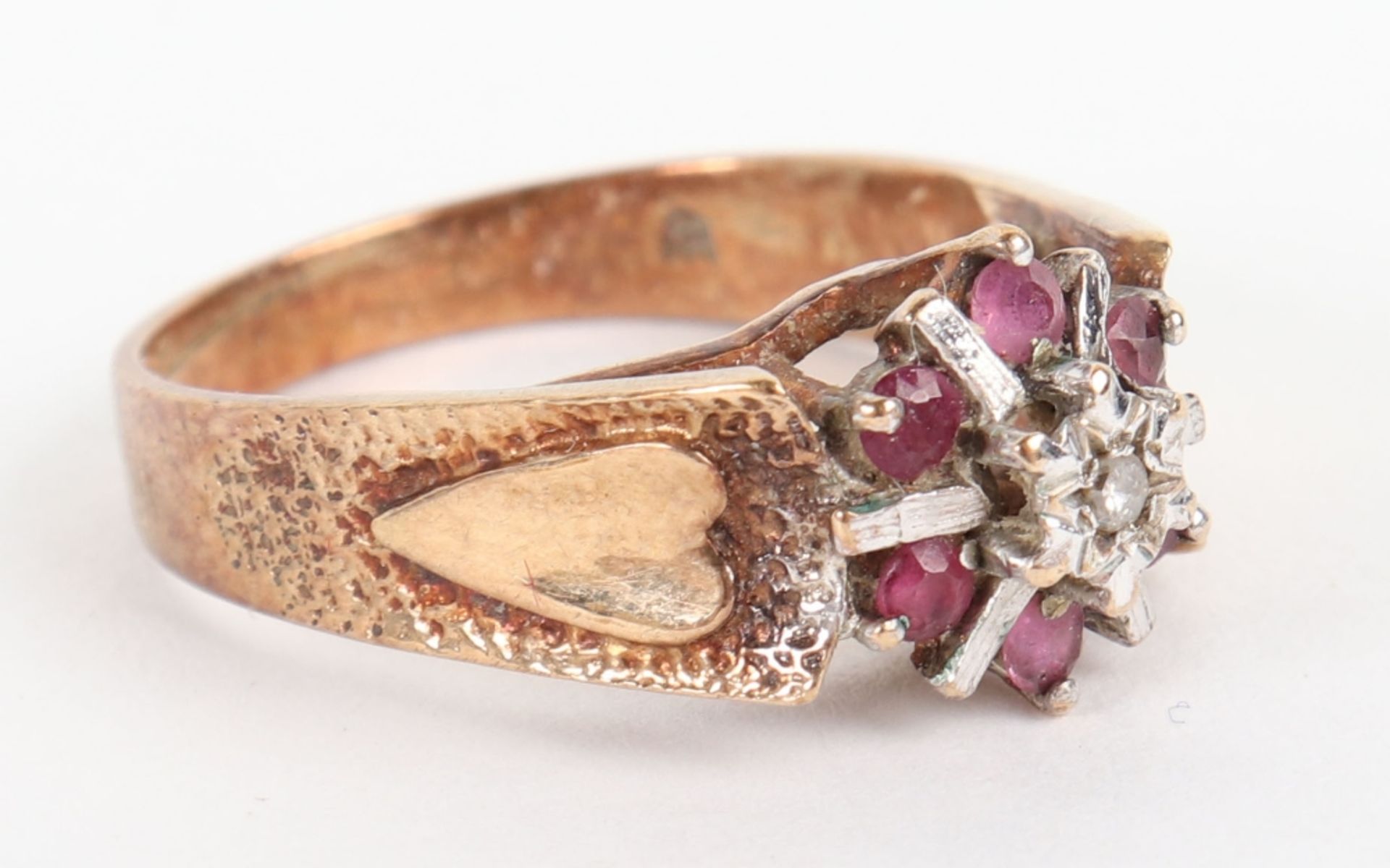 A 1970’s 9ct gold, ruby and diamond ring - Bild 5 aus 6