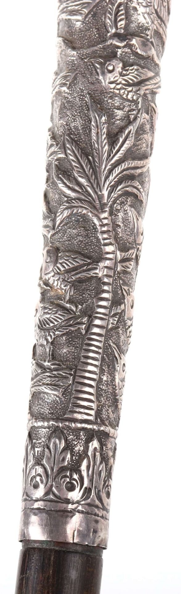 A 19th century silver (unmarked) colonial walking cane, decorated extensively with birds and palms - Bild 15 aus 21