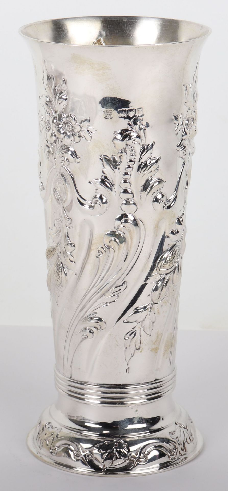 A Victorian silver vase, Daniel & John Welby, London 1897 - Image 2 of 8