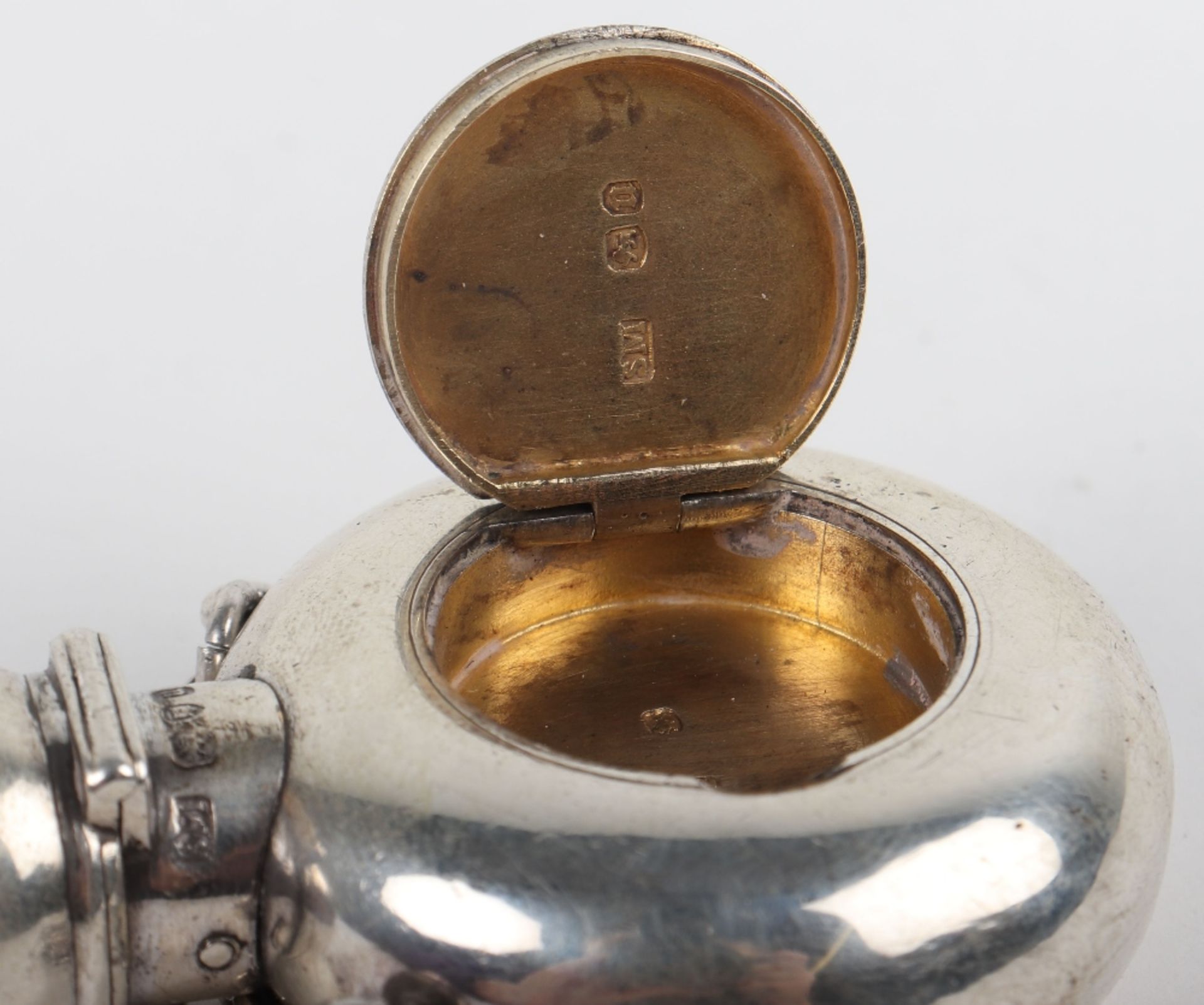 A rare silver scent bottle/vinaigrette/pill box, Sampson & Mordan, London 1875 - Image 4 of 8