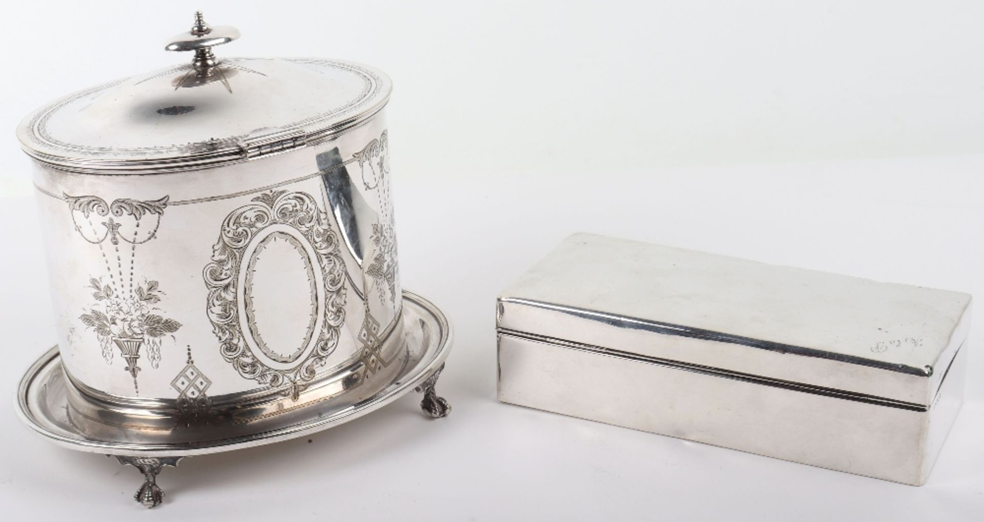 A silver cigarette box, London 1923, 19cmW - Image 3 of 14