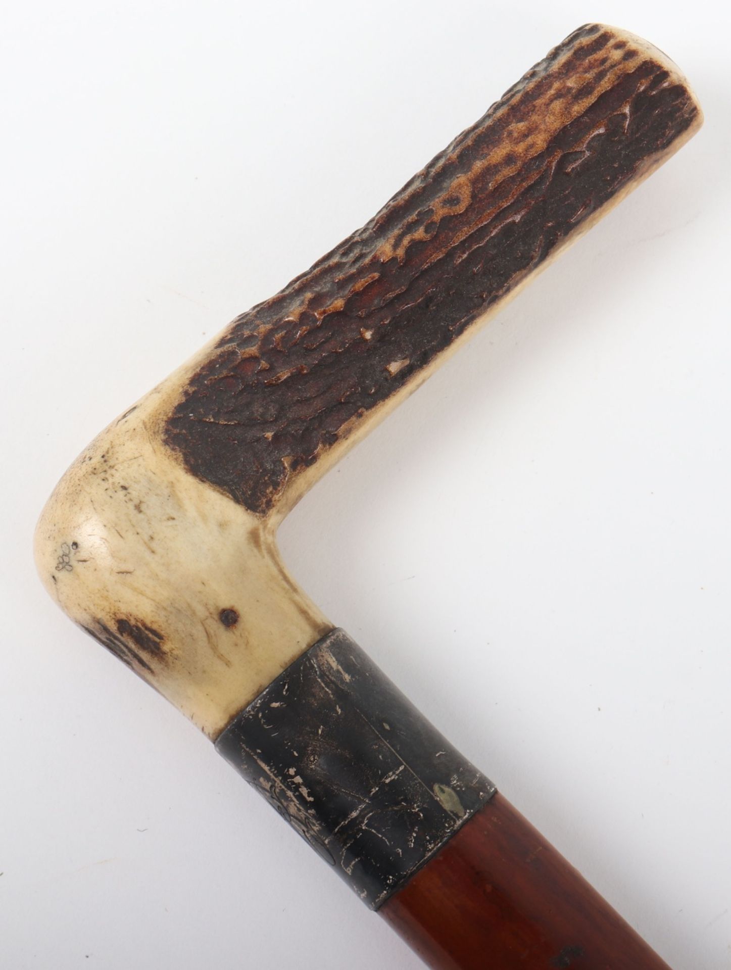 An Edwardian walking stick with spirit level (lacking liquid) and scaled ruler, with horn handle - Image 3 of 14