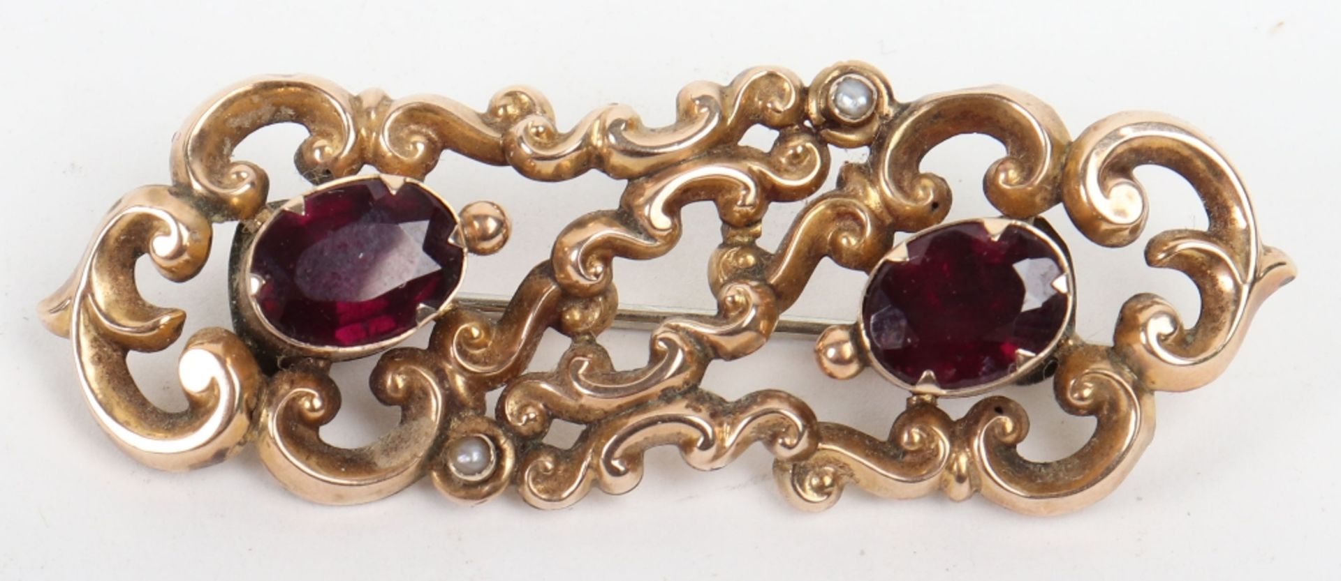 A gold (unmarked, untested), seed pearl and amethyst brooch, (5.3g), a 19th century bloodstone fob s - Bild 5 aus 17