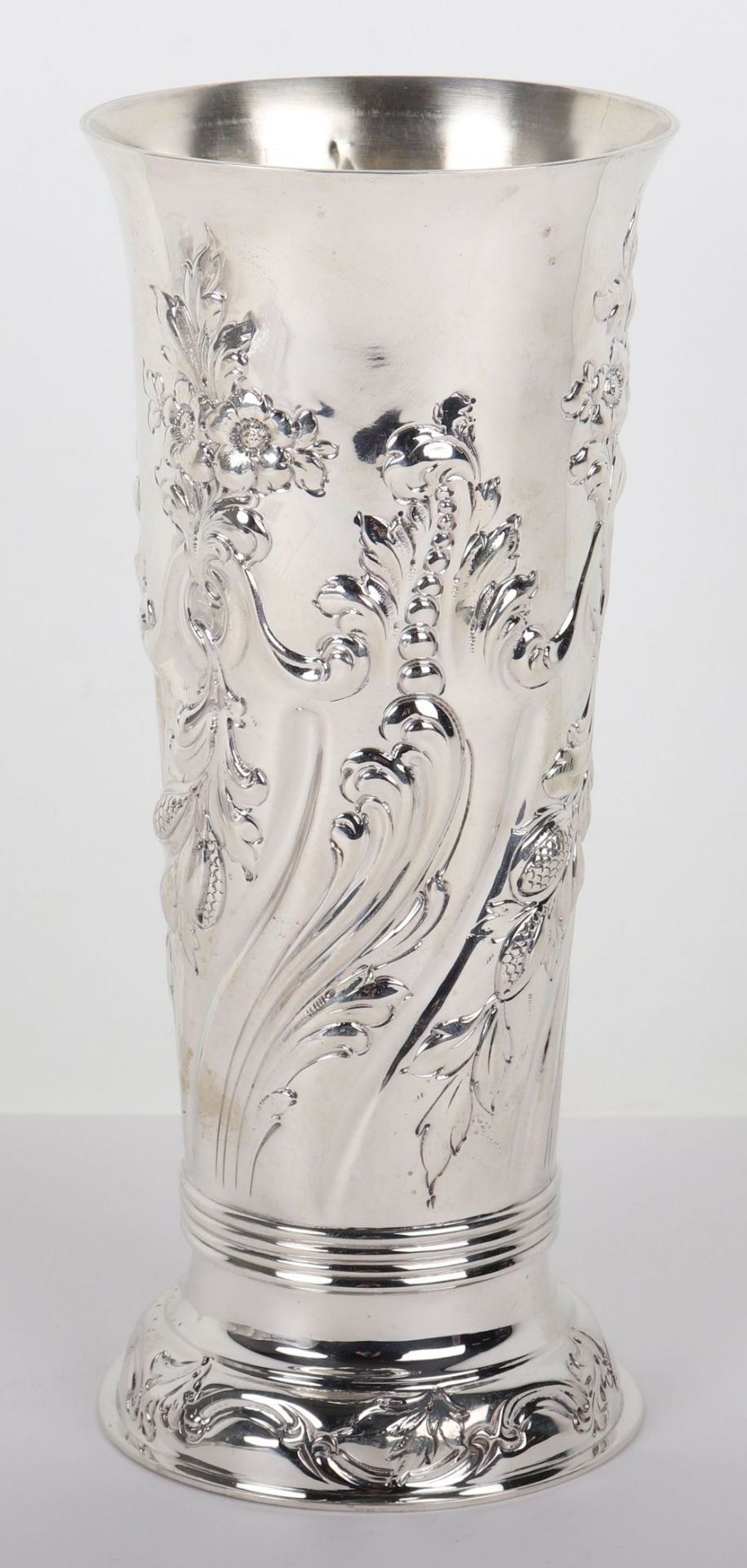 A Victorian silver vase, Daniel & John Welby, London 1897 - Image 7 of 8