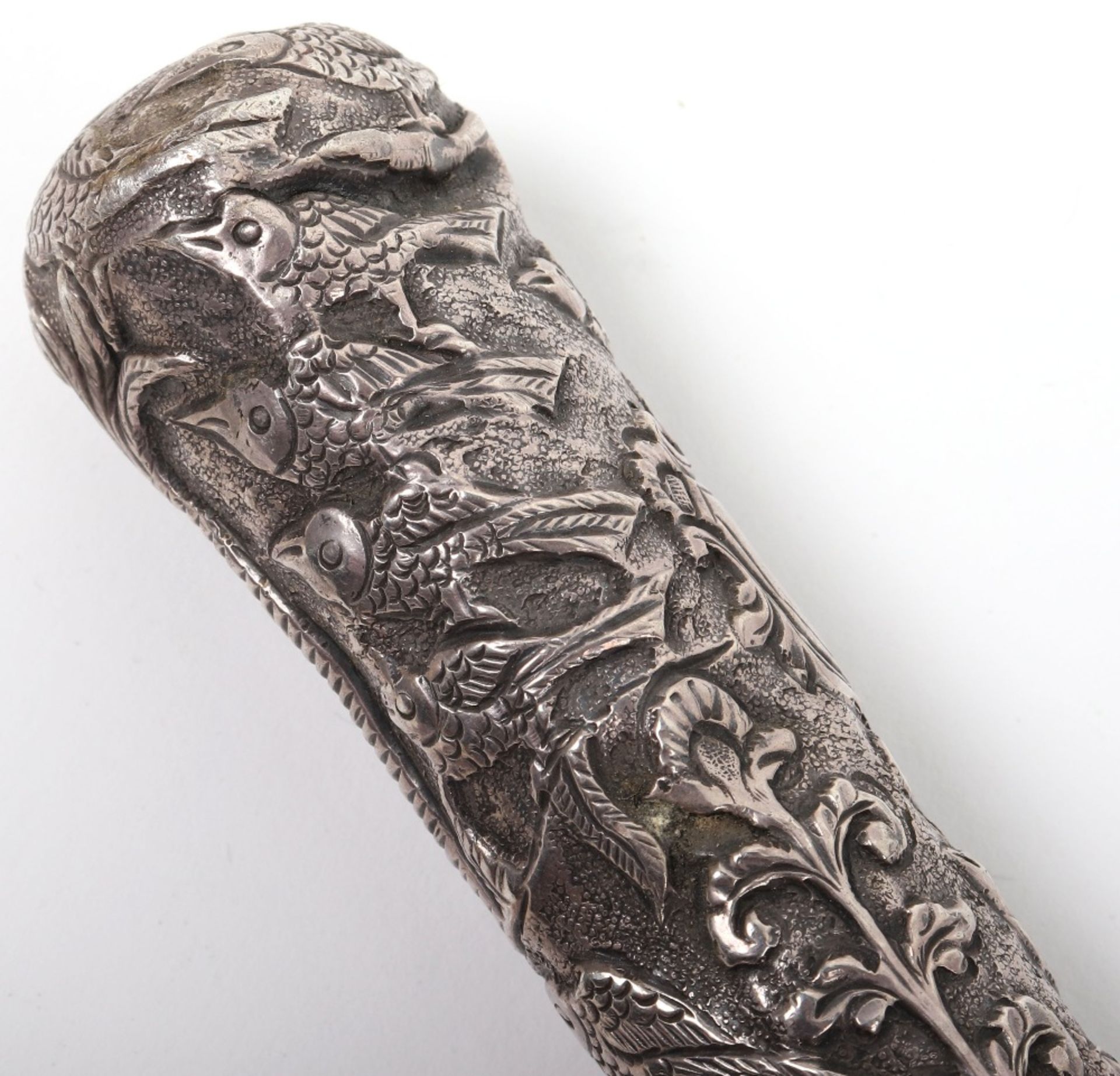 A 19th century silver (unmarked) colonial walking cane, decorated extensively with birds and palms - Bild 13 aus 21