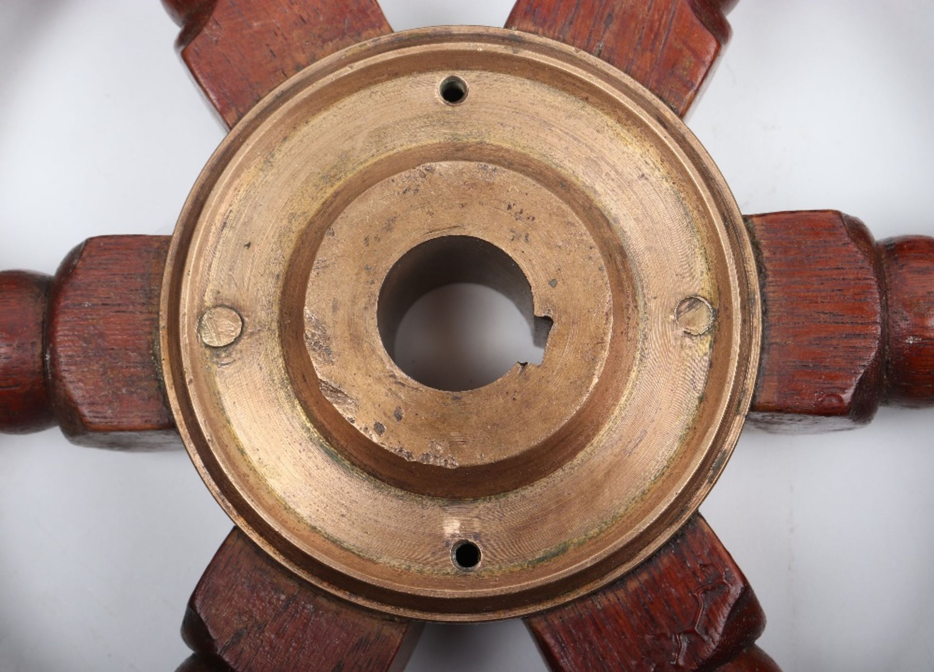 An early 20th century oak and brass ships wheel - Bild 3 aus 4