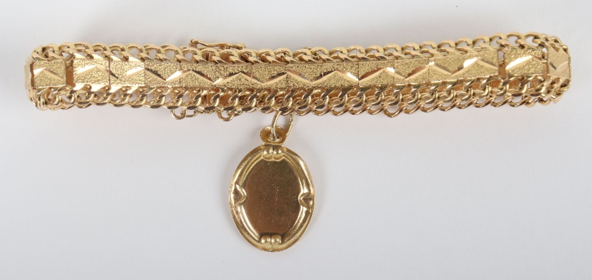 A Continental 14ct gold bracelet with ‘J’ pendant - Bild 3 aus 4