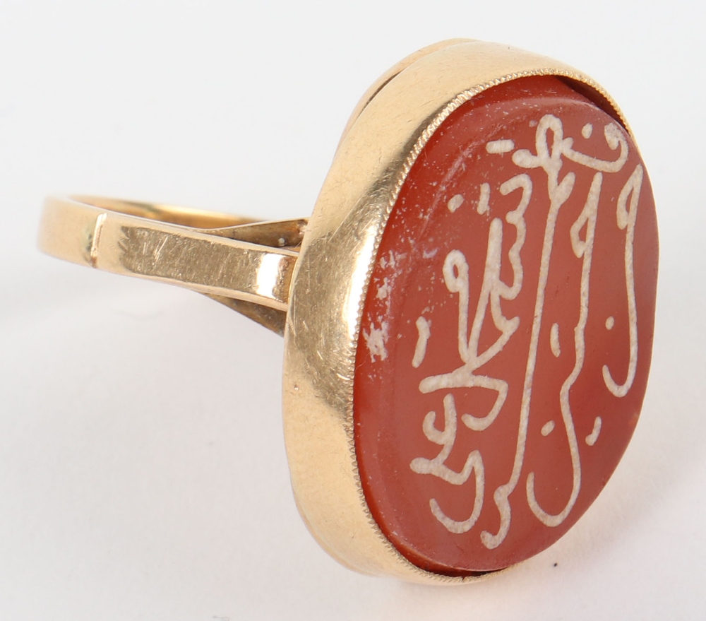 A high carat gold ring with carnelian intaglio seal with Islamic script - Image 3 of 4