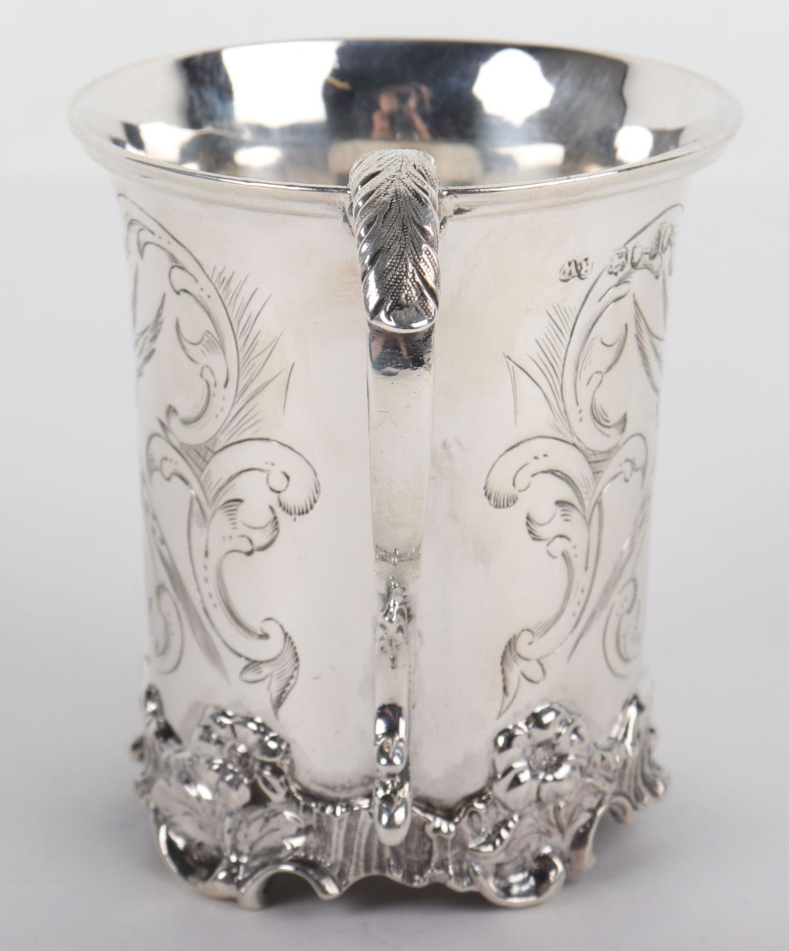 A Victorian silver mug, Robert Wallis, London 1845 - Image 4 of 8