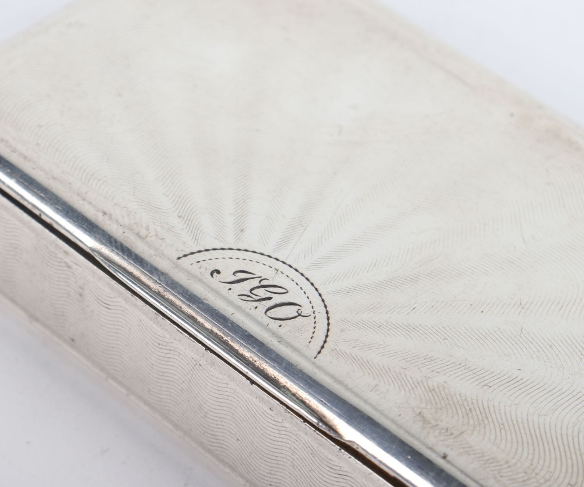 A silver snuff box, unmarked - Image 3 of 6