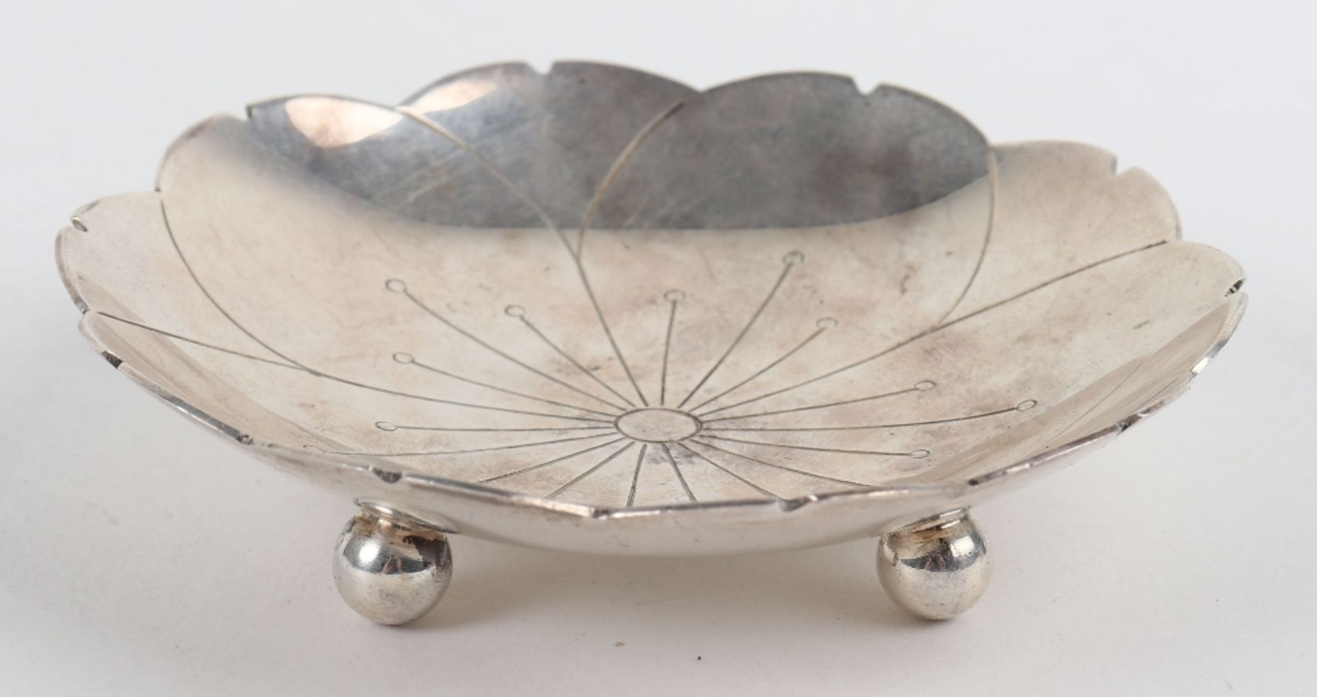 A small silver dish in the form of a flower, Sheffield 1944 - Image 5 of 5