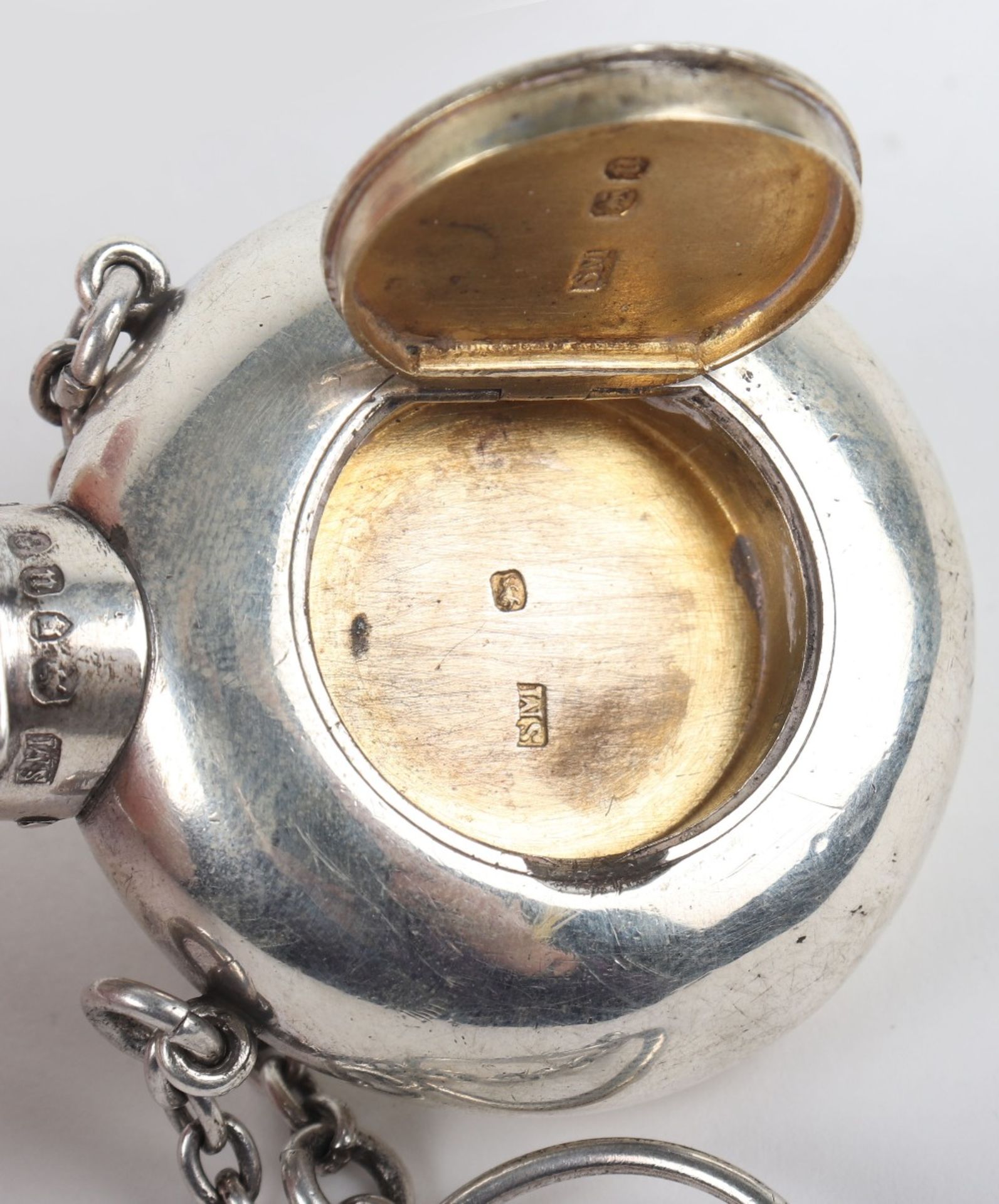 A rare silver scent bottle/vinaigrette/pill box, Sampson & Mordan, London 1875 - Image 5 of 8