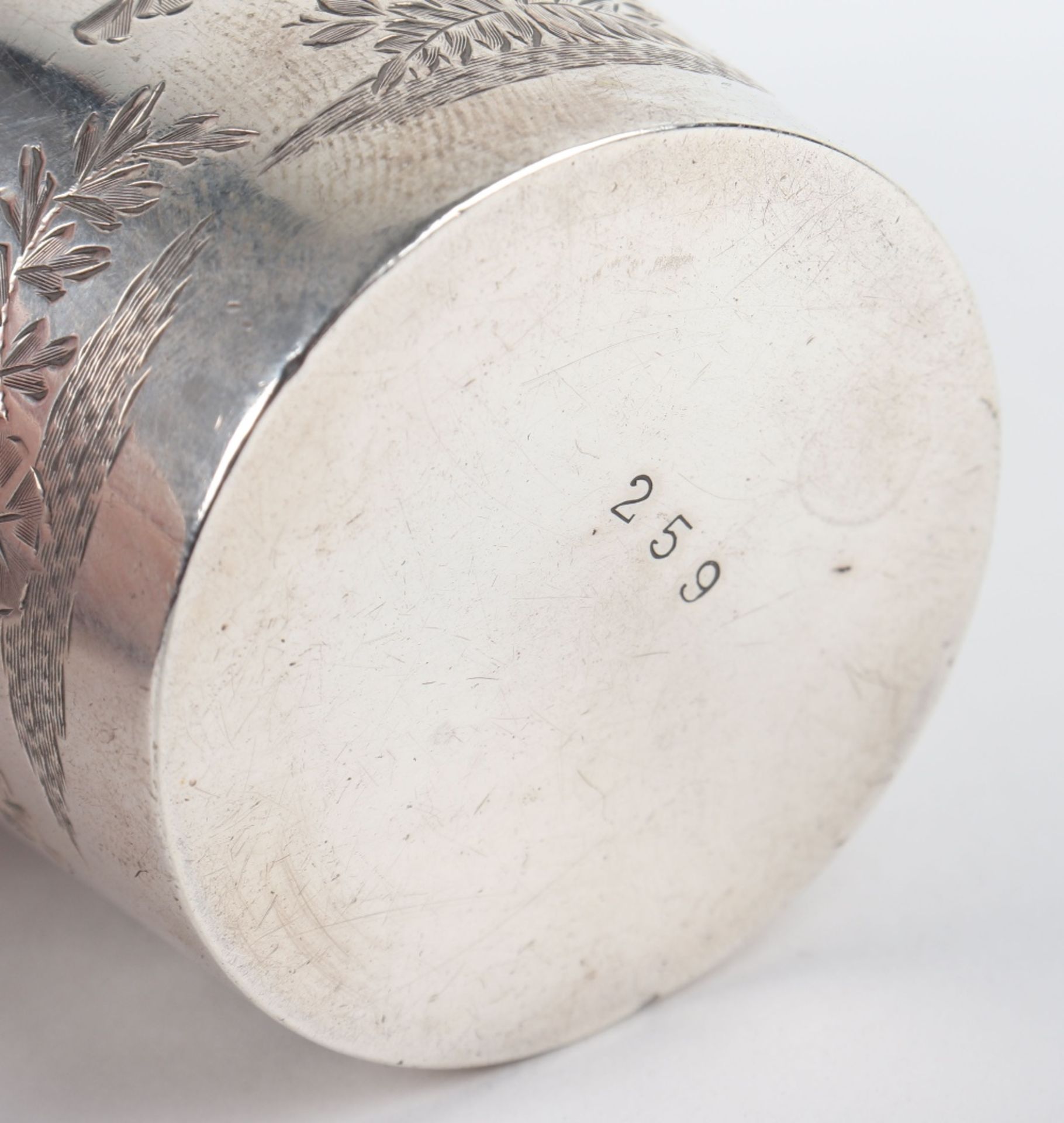 A Victorian silver beaker, Edward Barnard & Sons, London 1890 - Image 4 of 8