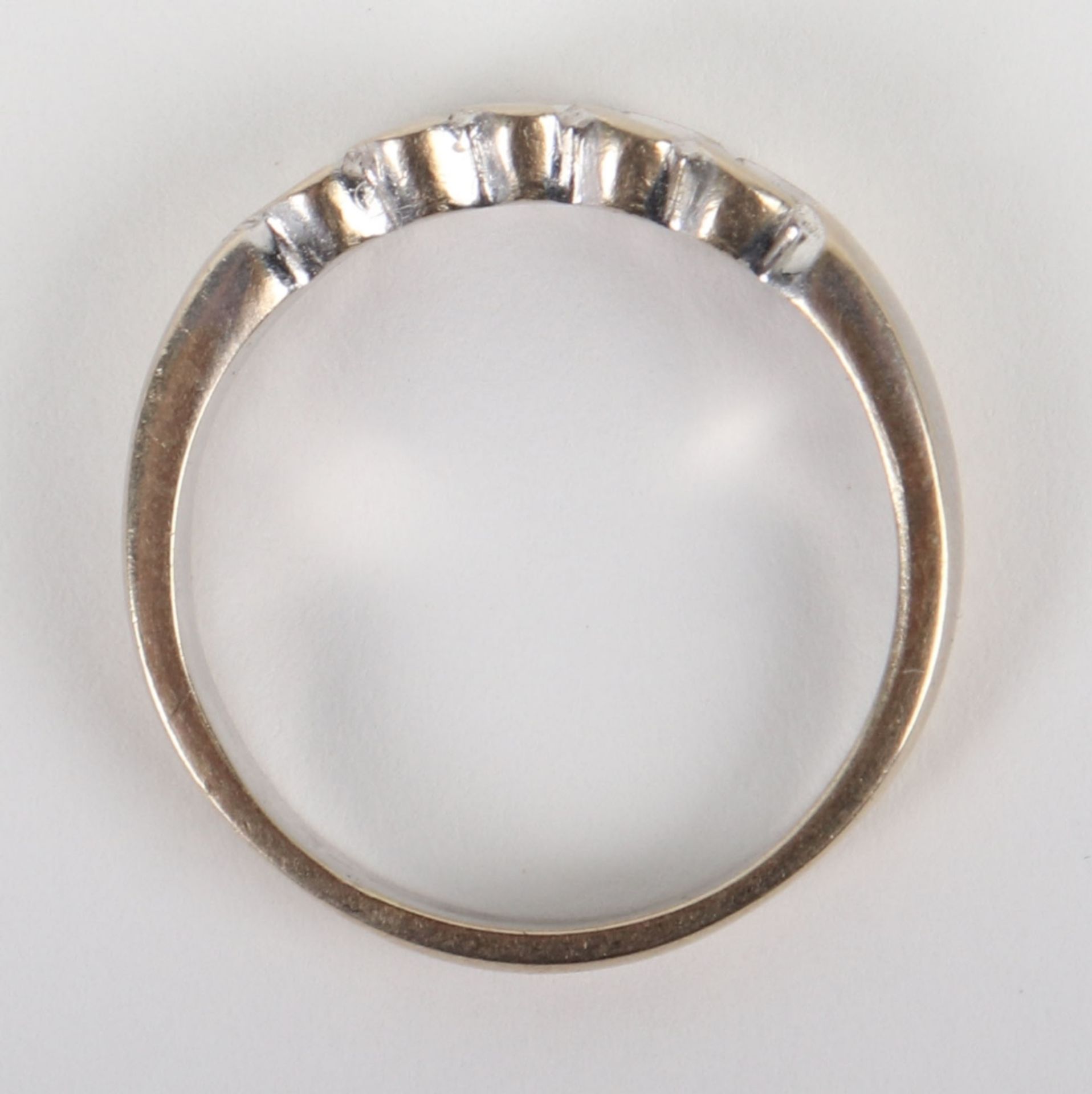 An 18ct white gold and five stone diamond ring - Bild 4 aus 4