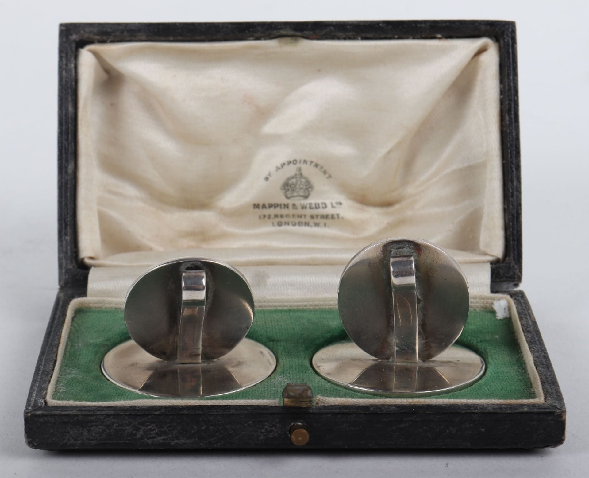 A pair of silver menu holders, London 1927 - Bild 2 aus 7