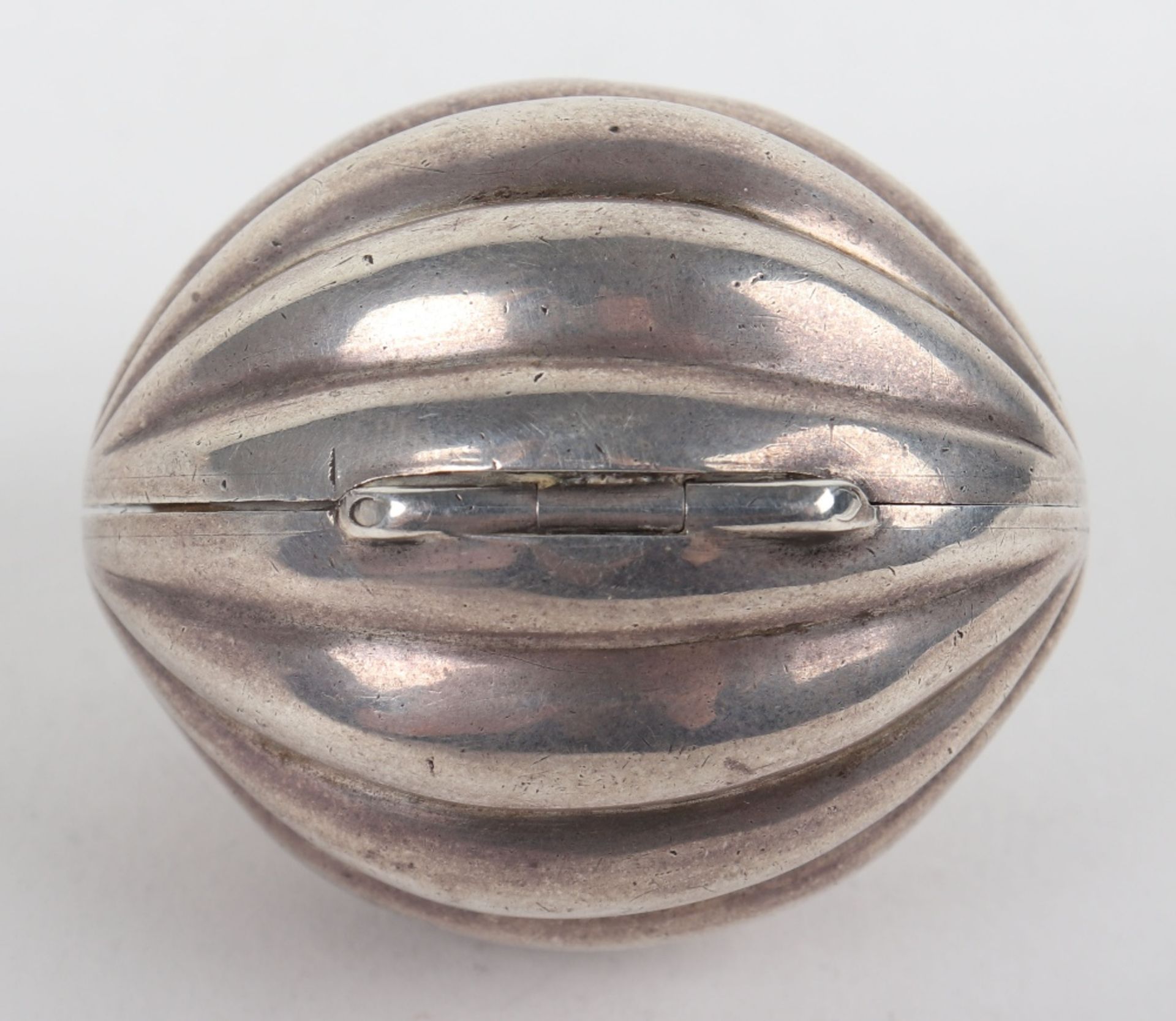 A Victorian silver compact in the form of an egg, George Unite, Birmingham 1887 - Image 2 of 6