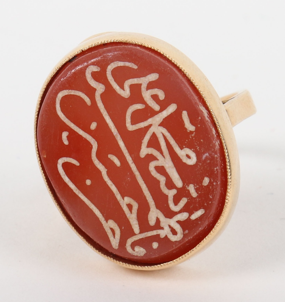 A high carat gold ring with carnelian intaglio seal with Islamic script - Image 4 of 4