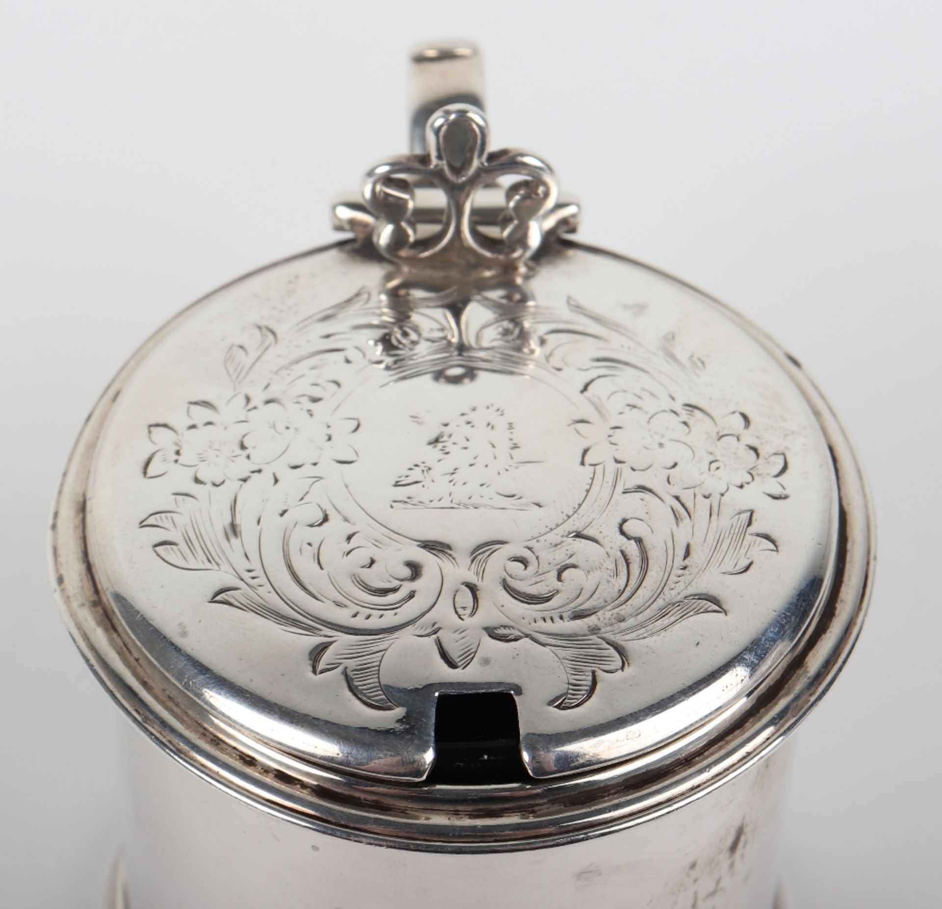 A Victorian silver mustard pot, William Evans, London 1864 - Bild 6 aus 8