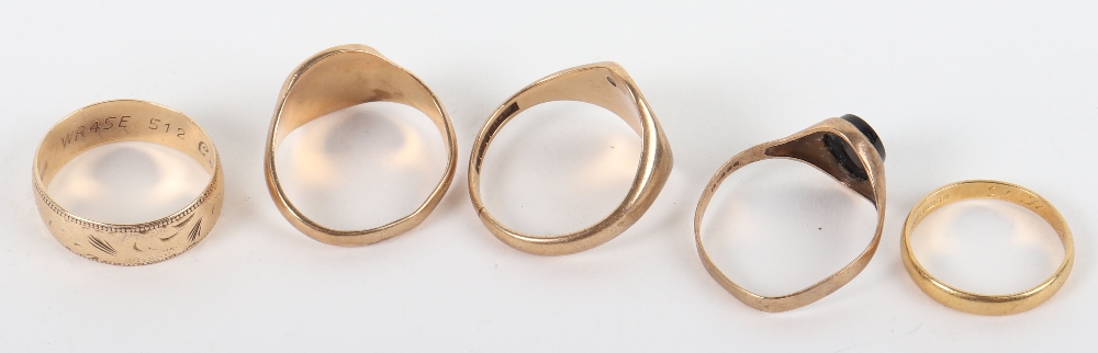 An assortment of 9ct gold rings, and chains and an 18ct gold ring (2.32g), - Image 5 of 5