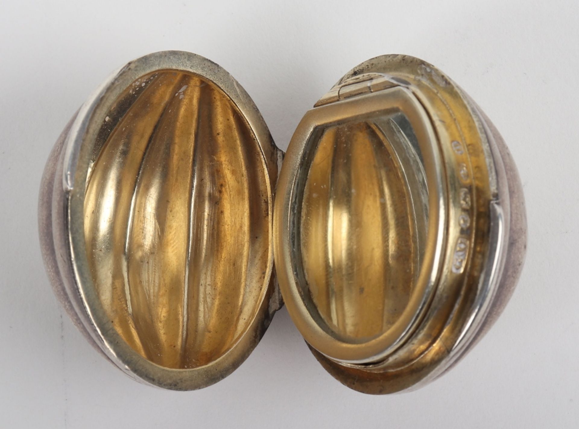 A Victorian silver compact in the form of an egg, George Unite, Birmingham 1887 - Image 3 of 6