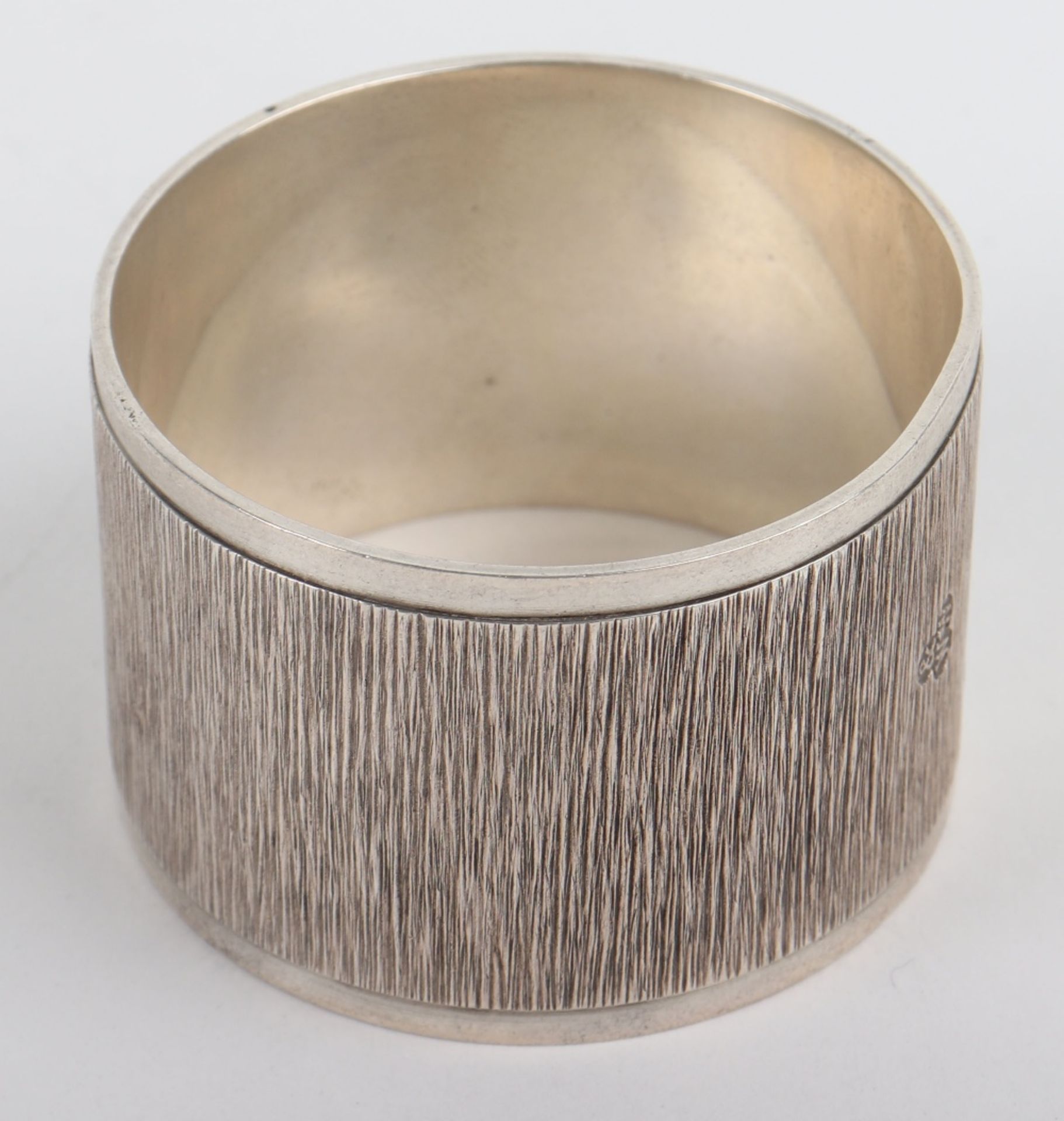 A modern silver napkin ring with textured body, Wakely & Wheeler, London modern - Image 4 of 4