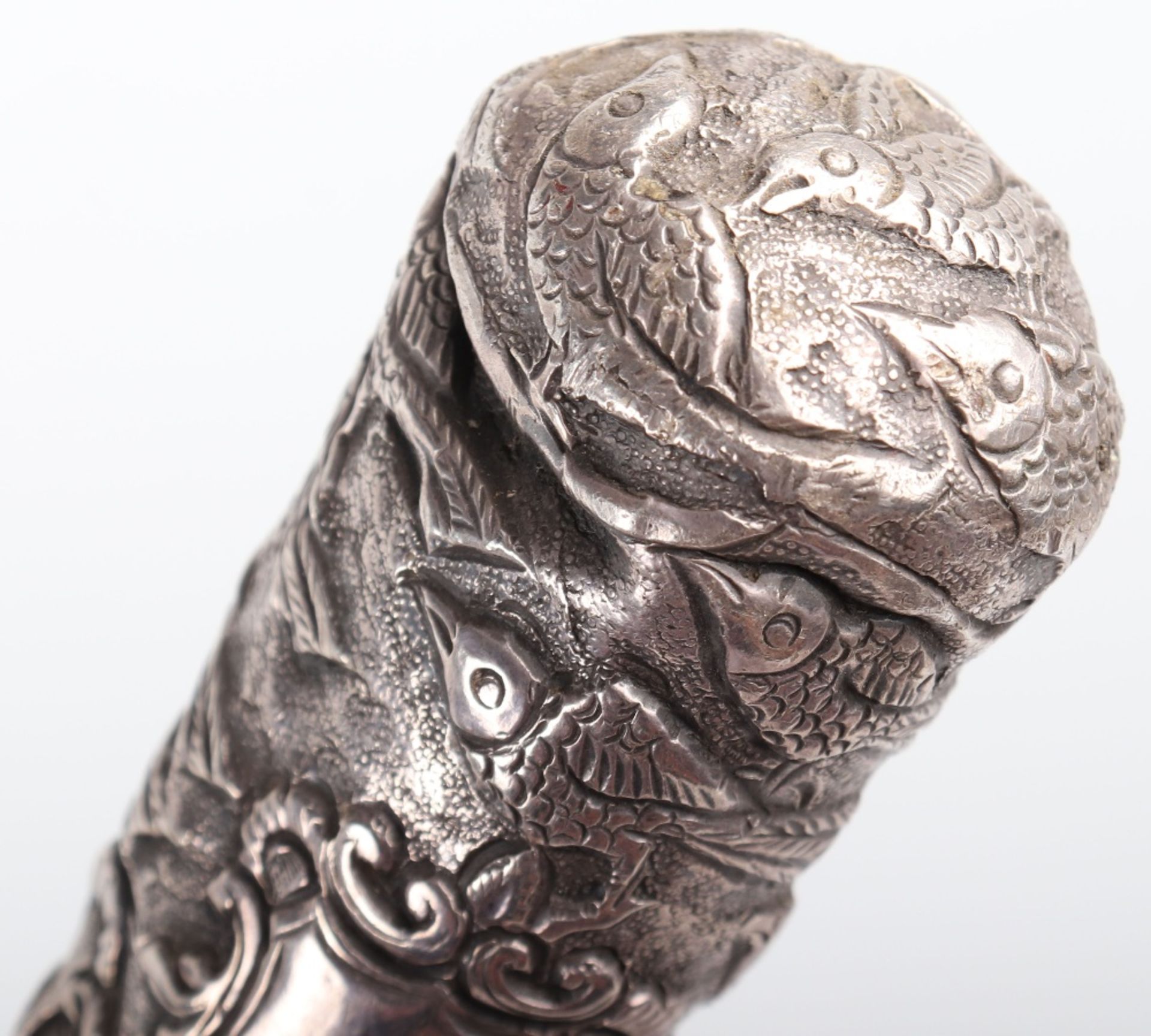 A 19th century silver (unmarked) colonial walking cane, decorated extensively with birds and palms - Bild 14 aus 21