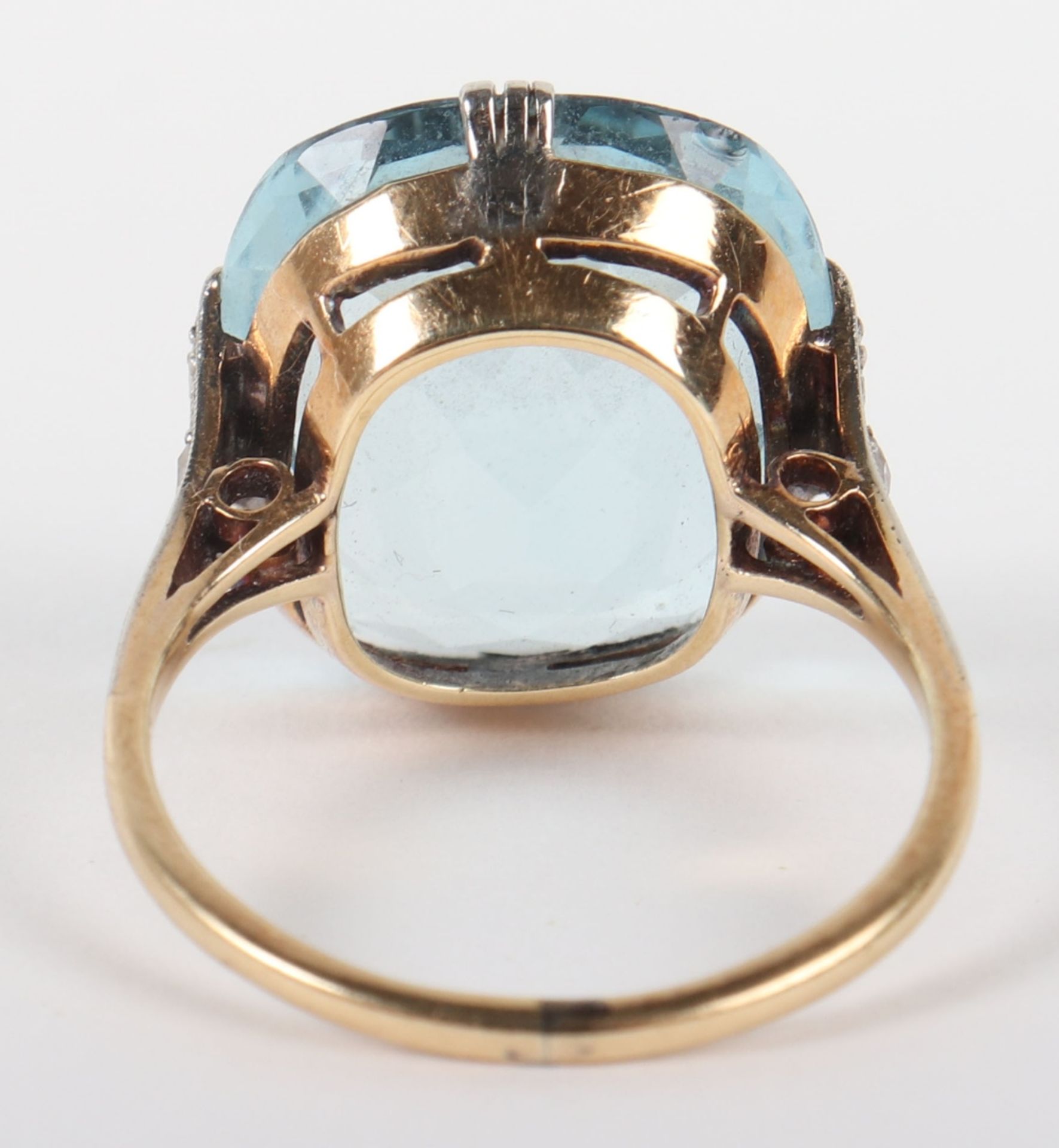 A large aquamarine, diamond, gold and platinum dress ring (marks ineligible) - Bild 4 aus 5