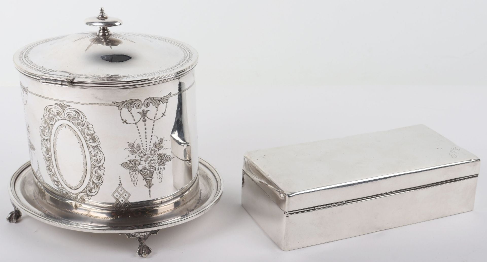 A silver cigarette box, London 1923, 19cmW - Image 4 of 14