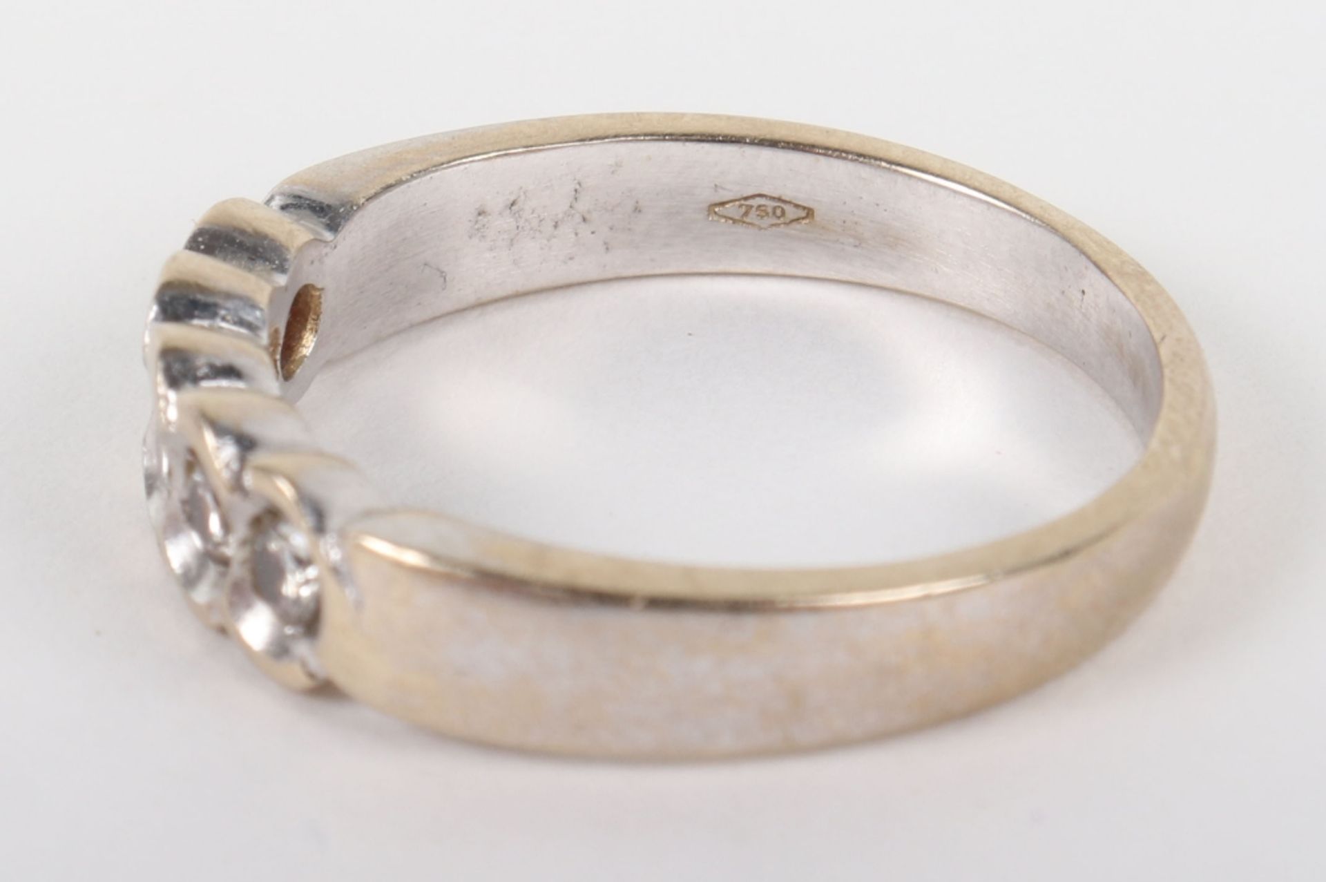 An 18ct white gold and five stone diamond ring - Bild 3 aus 4