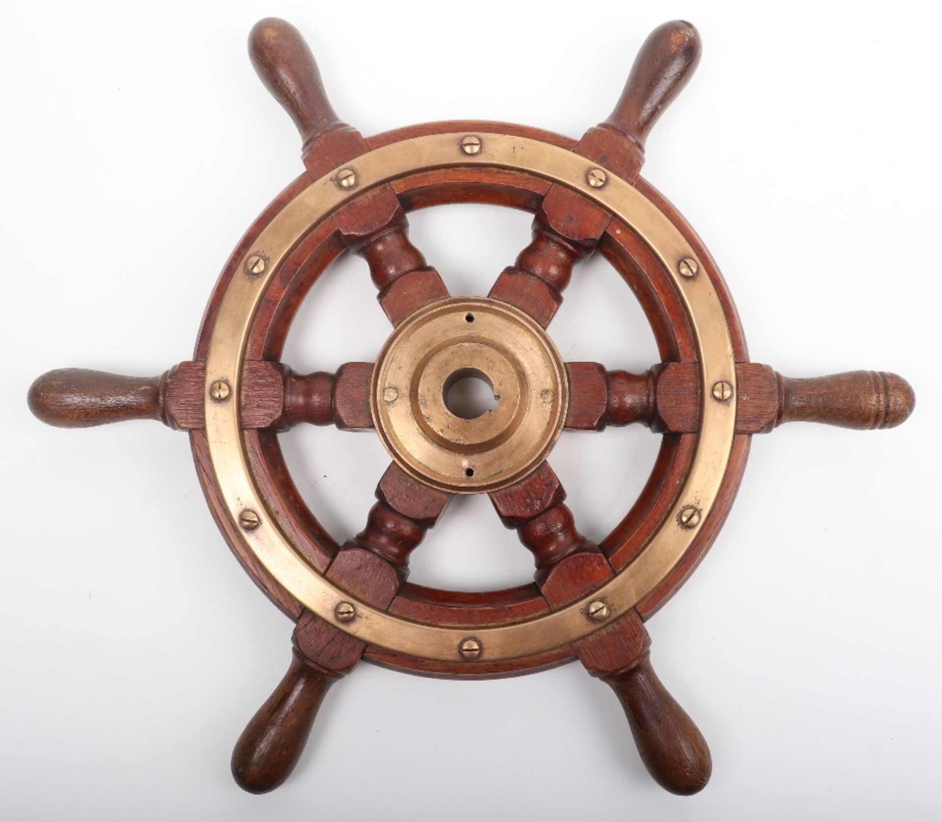 An early 20th century oak and brass ships wheel - Bild 2 aus 4