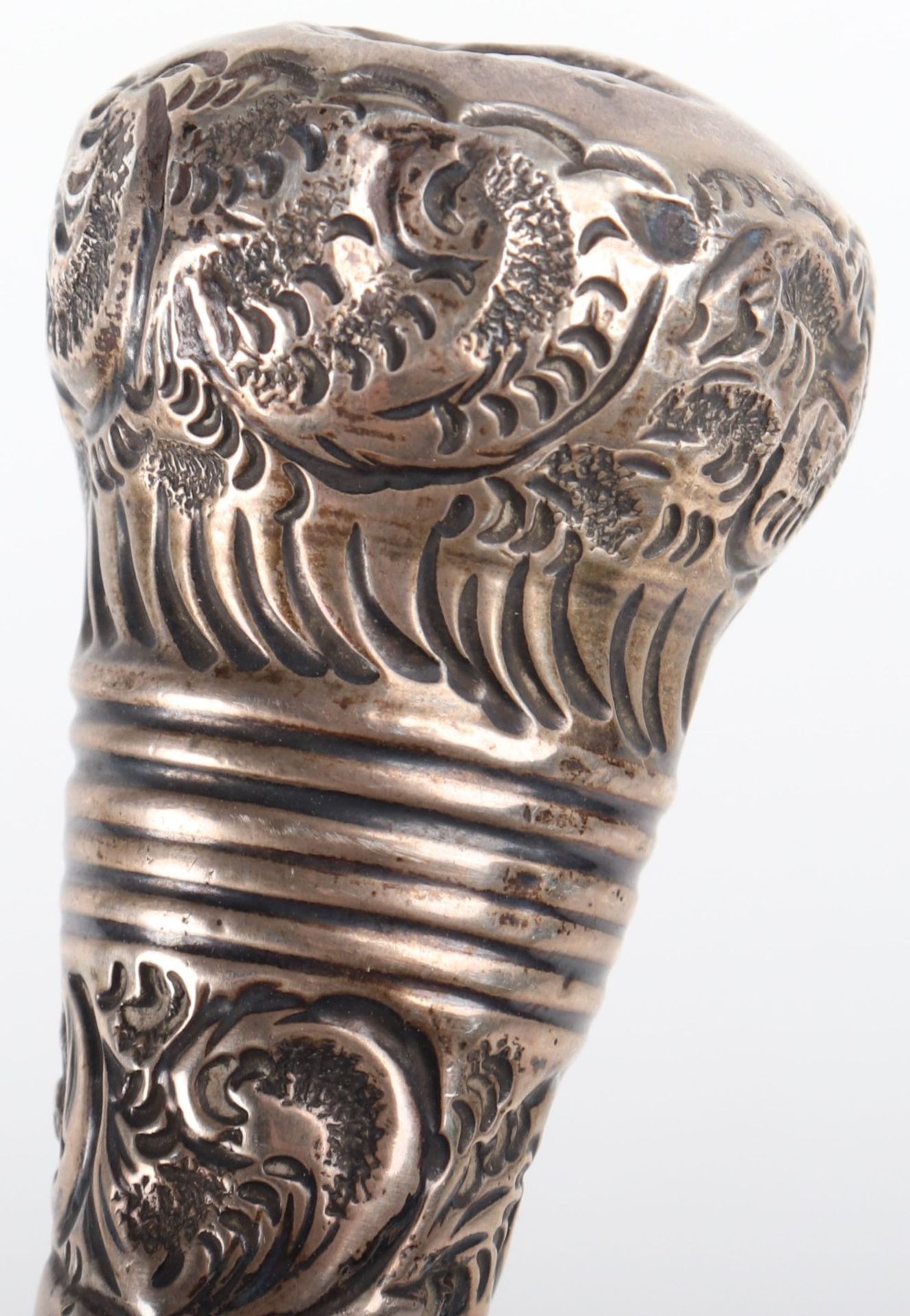 A 19th century silver (unmarked) colonial walking cane, decorated extensively with birds and palms - Bild 19 aus 21