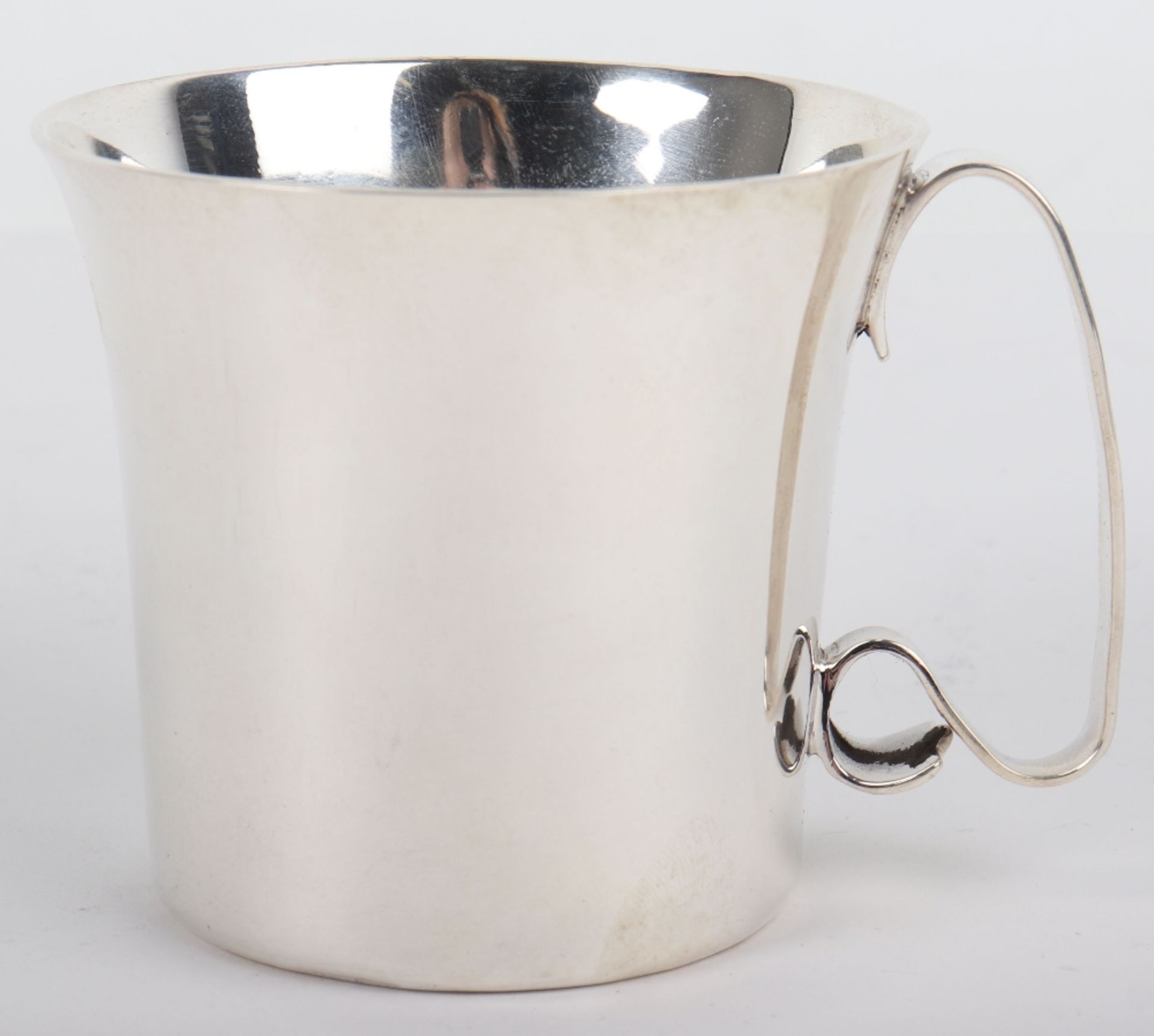 A silver mug, Thomas Bradbury & Sons, Sheffield 1942 - Image 2 of 5