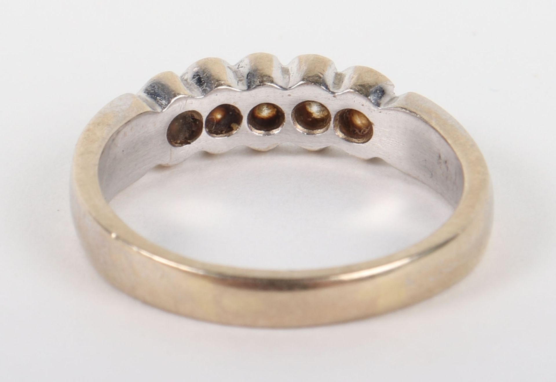 An 18ct white gold and five stone diamond ring - Bild 2 aus 4