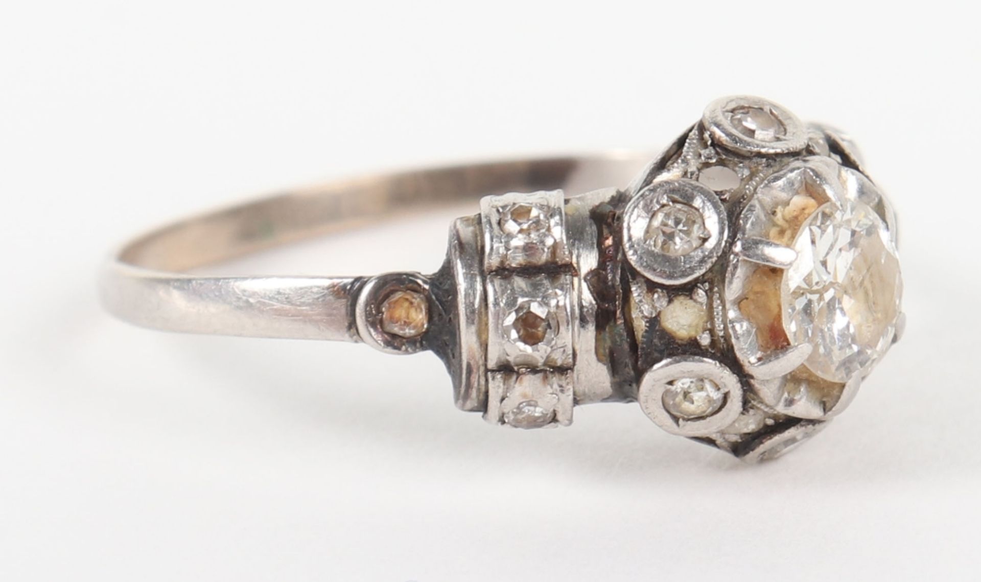 A Continental gold (unmarked) and diamond cluster ring - Bild 3 aus 4