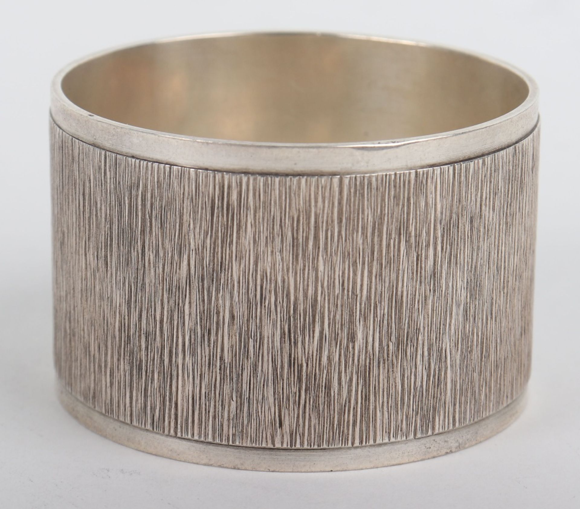 A modern silver napkin ring with textured body, Wakely & Wheeler, London modern - Image 2 of 4