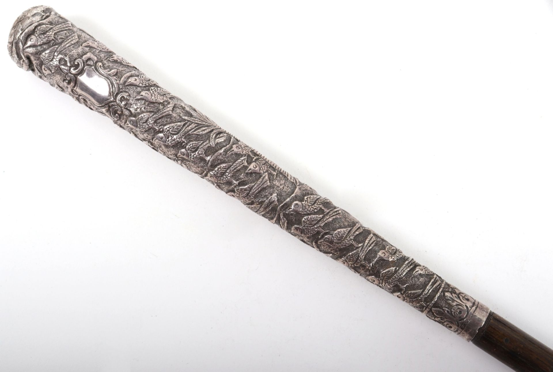 A 19th century silver (unmarked) colonial walking cane, decorated extensively with birds and palms - Bild 11 aus 21