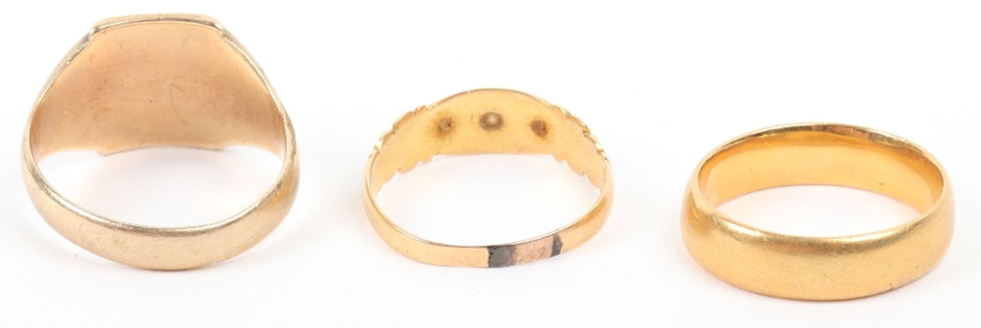 A 22ct gold men’s ring (7.3g), an 18ct gold and chip diamond ring (2.67g), a 9ct gold ring (6.29g), - Bild 8 aus 9