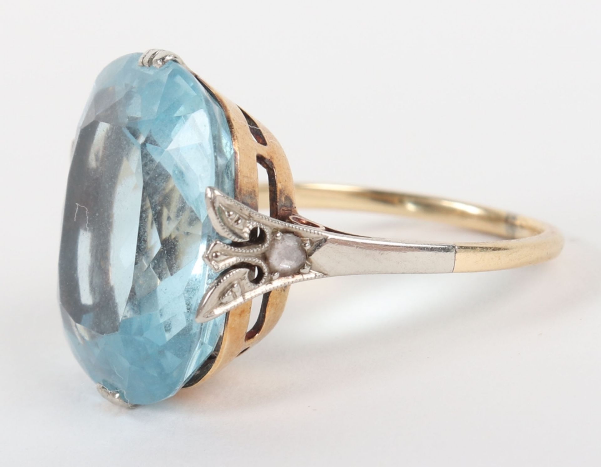 A large aquamarine, diamond, gold and platinum dress ring (marks ineligible) - Bild 2 aus 5