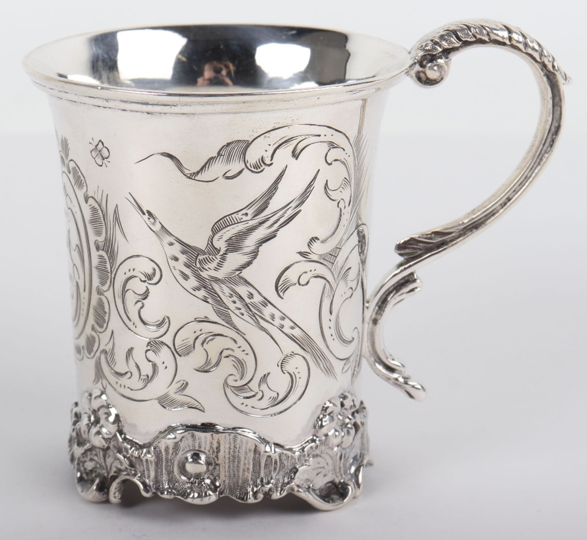 A Victorian silver mug, Robert Wallis, London 1845 - Image 2 of 8