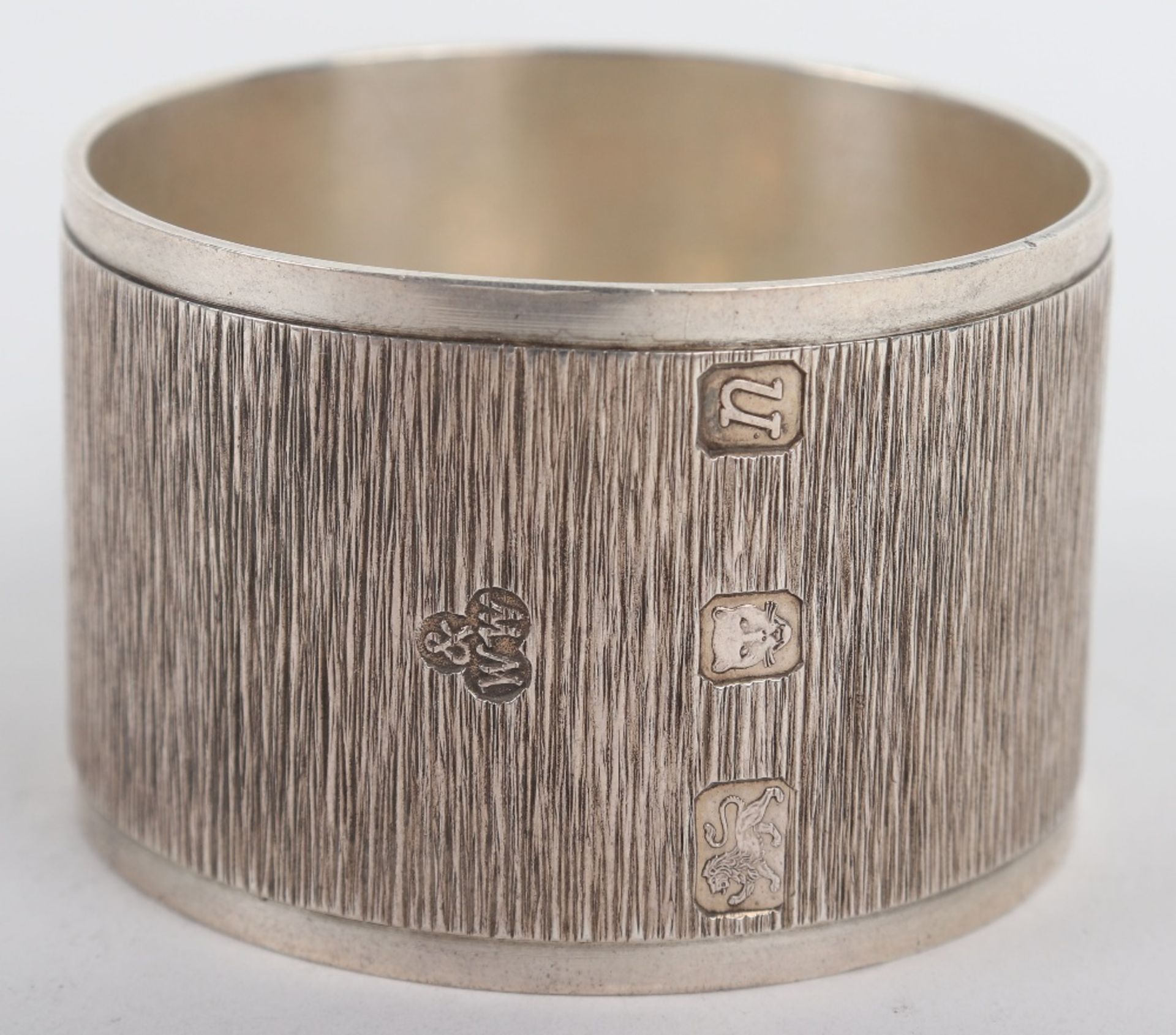 A modern silver napkin ring with textured body, Wakely & Wheeler, London modern - Image 3 of 4