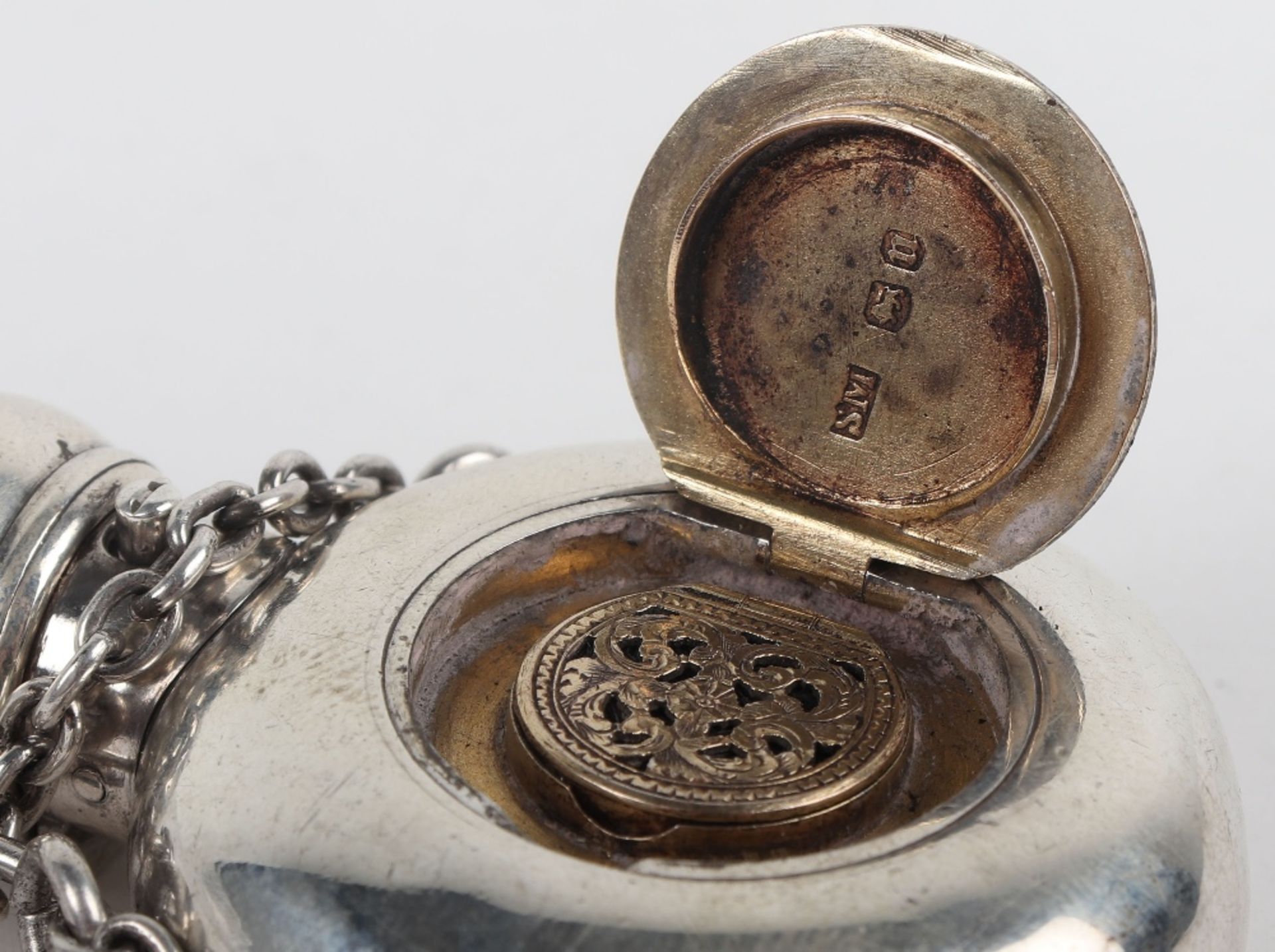 A rare silver scent bottle/vinaigrette/pill box, Sampson & Mordan, London 1875 - Image 6 of 8