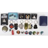 Quantity of Vintage and modern Star Wars pins and keyrings